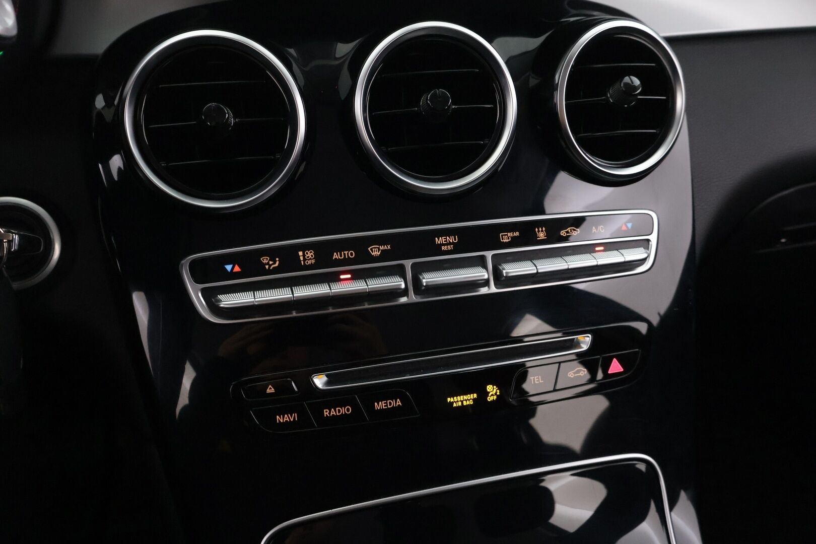 Mercedes-Benz GLC 2017 350 e 4Matic A Premium Business ** Lisälämmitin / Osasähkö penkit / Navi - ** Hyvin huollettu / Vähän ajettu / Kahdet renkaat **