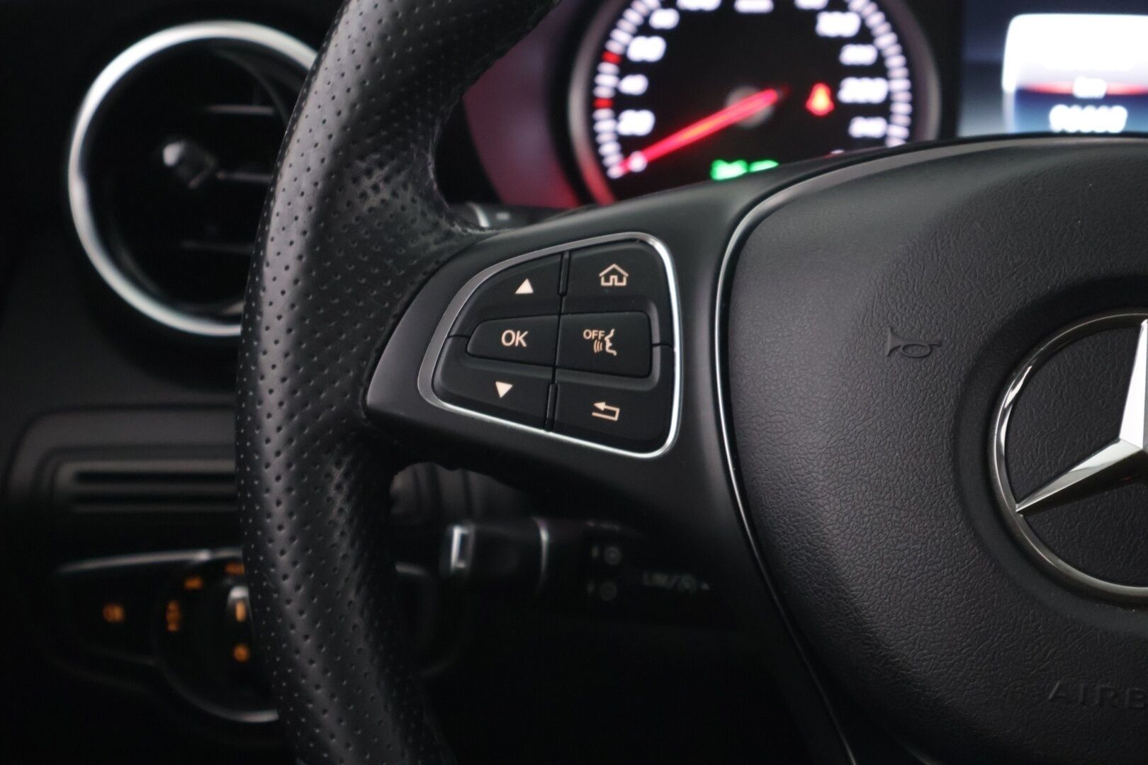 Mercedes-Benz GLC 2017 350 e 4Matic A Premium Business ** Lisälämmitin / Osasähkö penkit / Navi - ** Hyvin huollettu / Vähän ajettu / Kahdet renkaat **