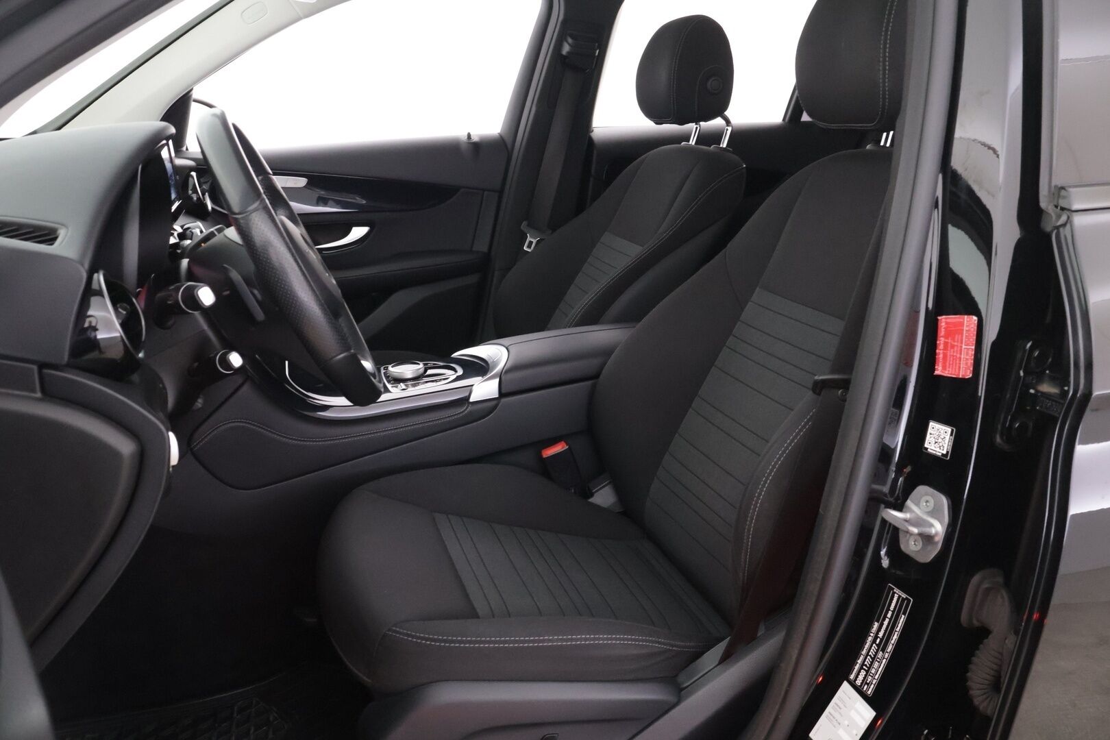 Mercedes-Benz GLC 2017 350 e 4Matic A Premium Business ** Lisälämmitin / Osasähkö penkit / Navi - ** Hyvin huollettu / Vähän ajettu / Kahdet renkaat **