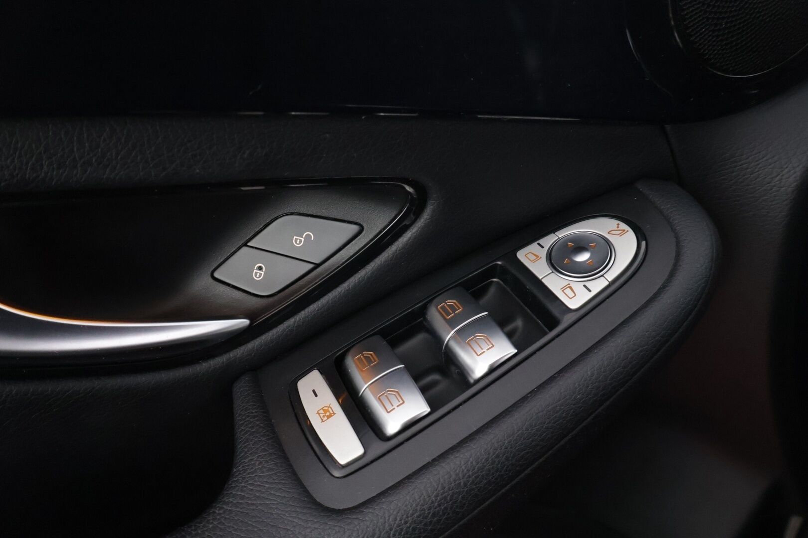 Mercedes-Benz GLC 2017 350 e 4Matic A Premium Business ** Lisälämmitin / Osasähkö penkit / Navi - ** Hyvin huollettu / Vähän ajettu / Kahdet renkaat **