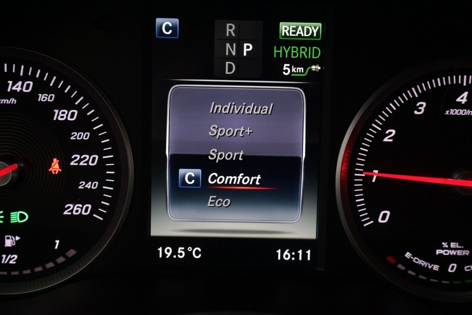 Mercedes-Benz GLC 2017 350 e 4Matic A Premium Business ** Lisälämmitin / Osasähkö penkit / Navi - ** Hyvin huollettu / Vähän ajettu / Kahdet renkaat **