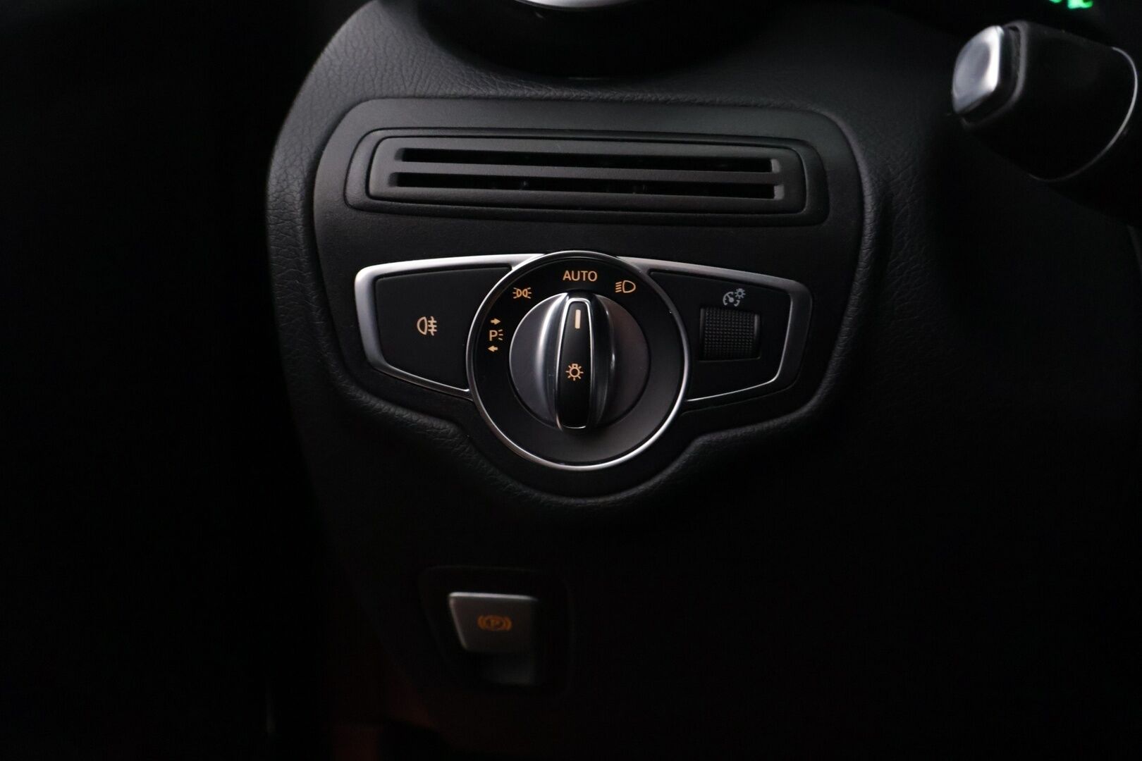 Mercedes-Benz GLC 2017 350 e 4Matic A Premium Business ** Lisälämmitin / Osasähkö penkit / Navi - ** Hyvin huollettu / Vähän ajettu / Kahdet renkaat **