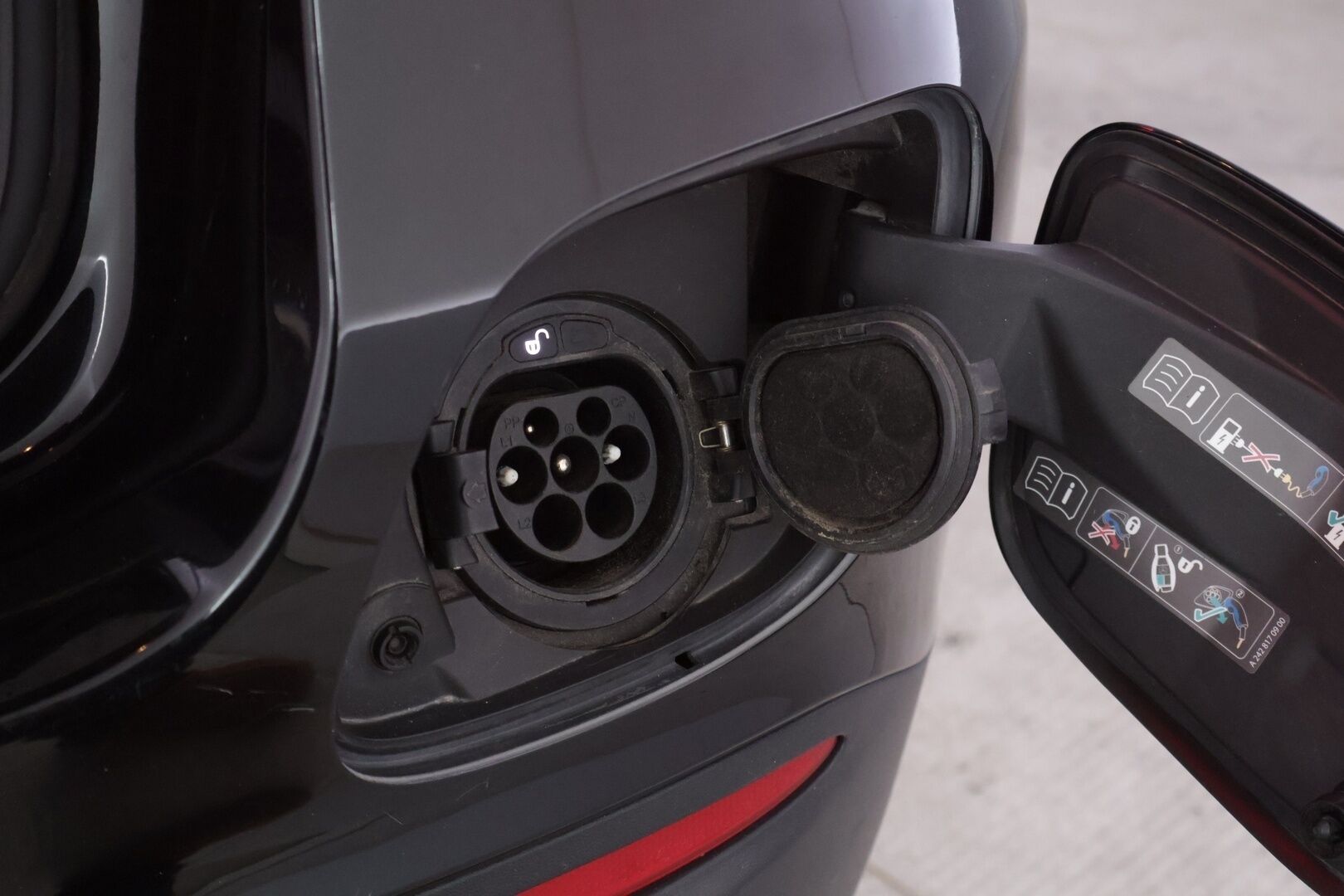 Mercedes-Benz GLC 2017 350 e 4Matic A Premium Business ** Lisälämmitin / Osasähkö penkit / Navi - ** Hyvin huollettu / Vähän ajettu / Kahdet renkaat ** - Osta nyt, maksa vasta ensi vuonna