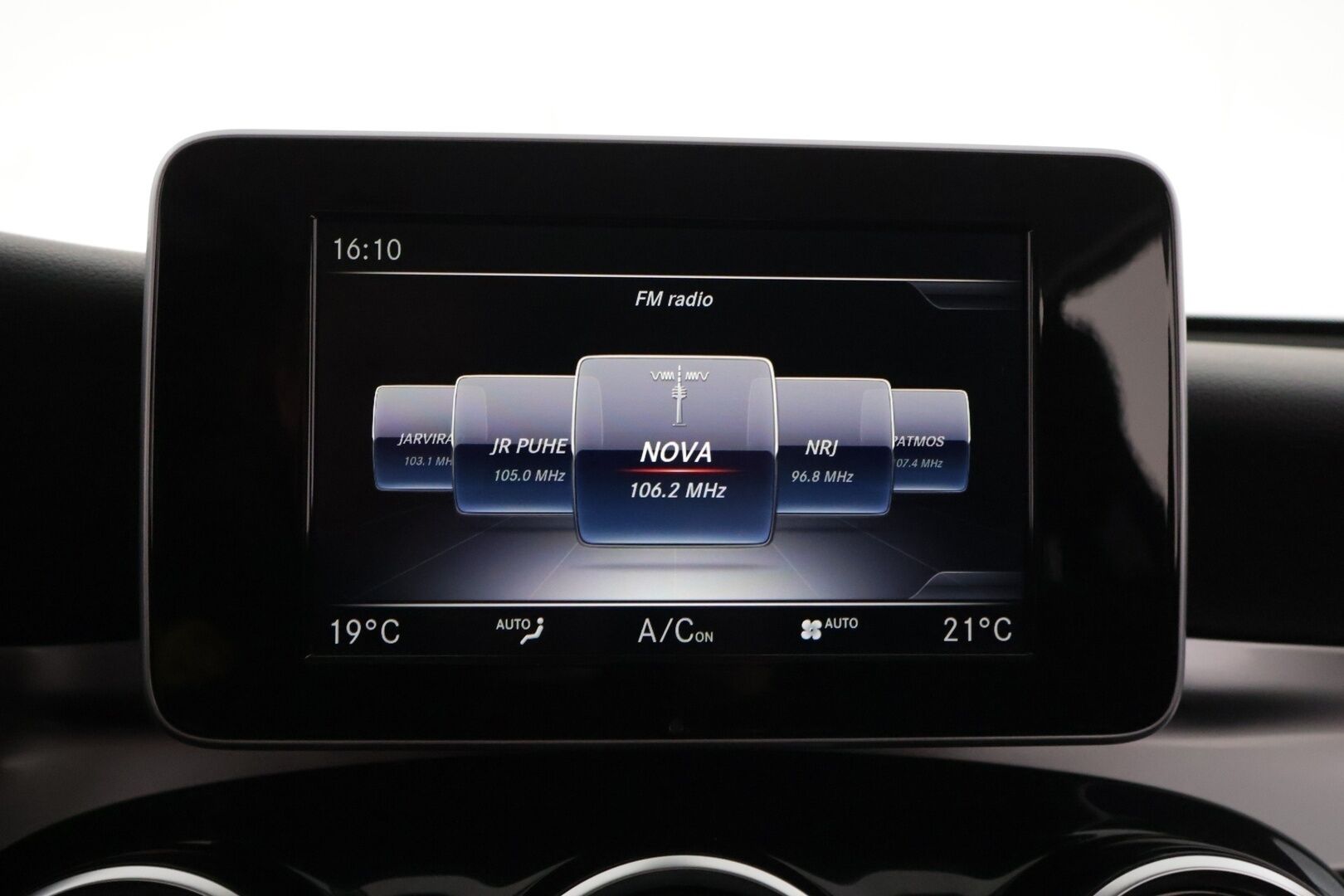 Mercedes-Benz GLC 2017 350 e 4Matic A Premium Business * Vakkari / ILS / Lisälämmitin / Osasähkö penkit / Navi * - ** Hyvin huollettu / Vähän ajettu / Kahdet renkaat ** - HULLUT AVAJAISHULINAT KORKOTARJOUS 3,29 %