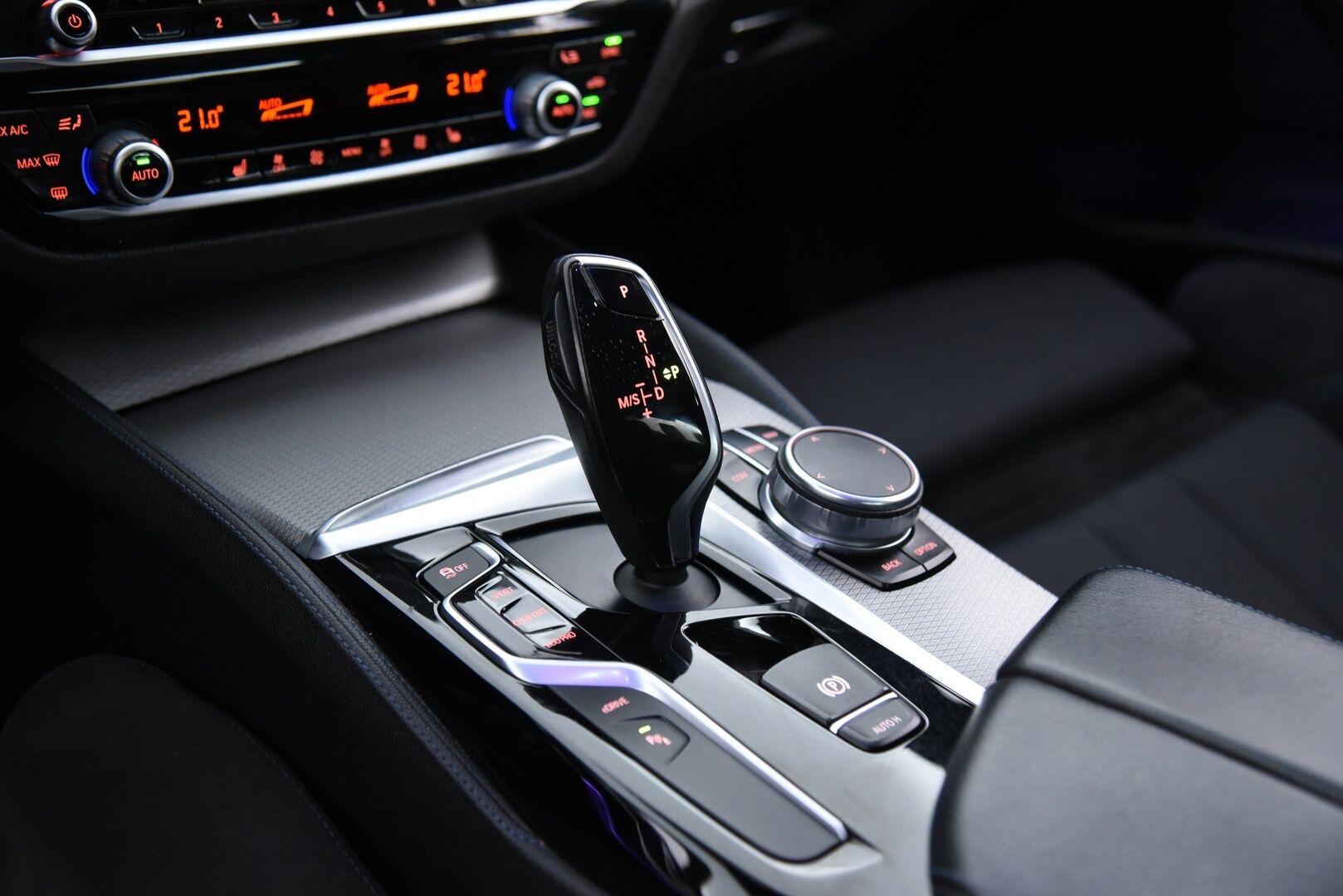 BMW 530 2017 G30 Sedan 530e A iPerformance Launch Edition Sport / M-Sport / Prof. Navi / Facelift takavalot / Tähtikatto / Vakkari / - Hyvällä maulla laitettu! / 2x vanteet&renkaat / Upea tähtikatto!