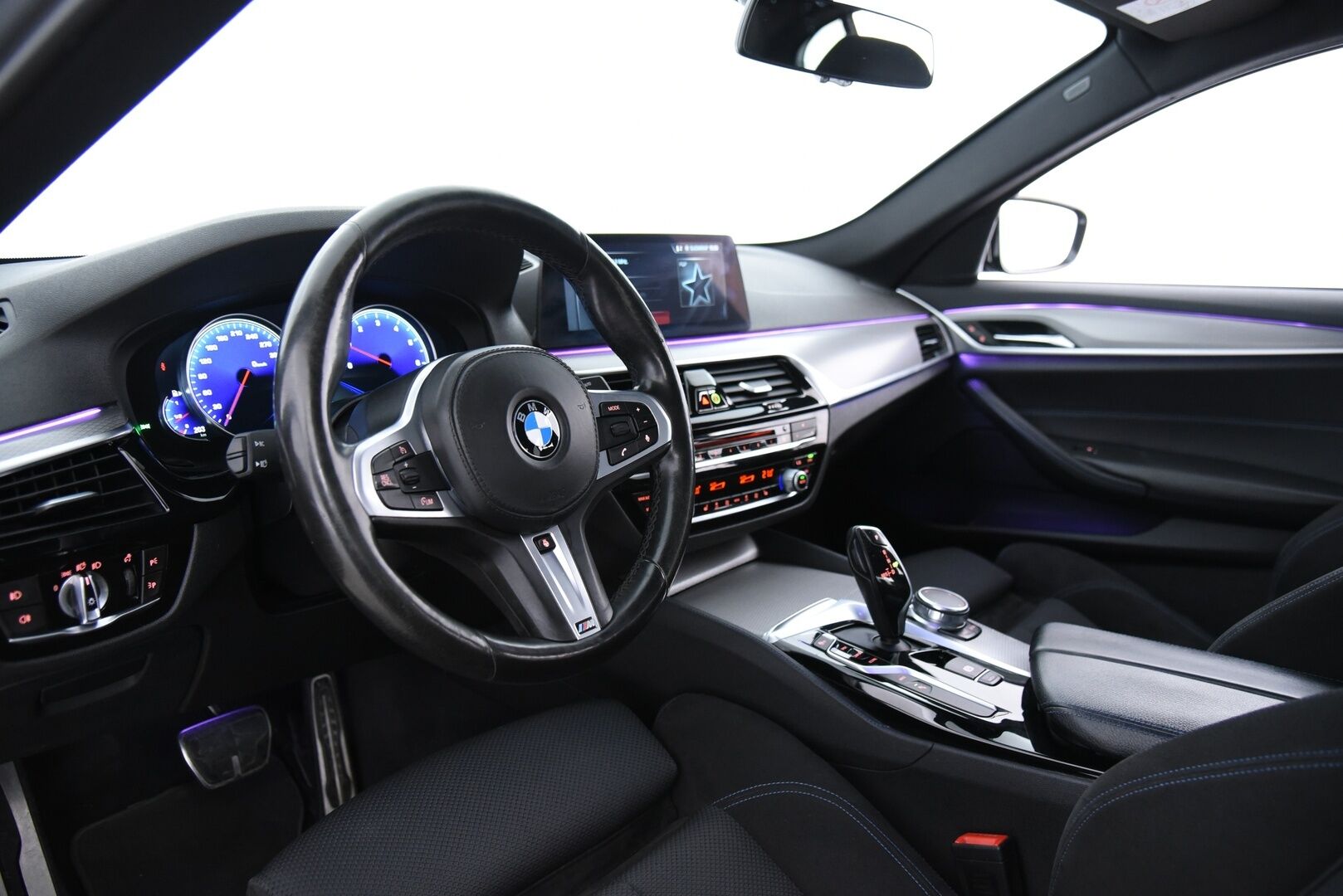 BMW 530 2017 G30 Sedan 530e A iPerformance Launch Edition Sport / M-Sport / Prof. Navi / Facelift takavalot / Tähtikatto / Vakkari / - Hyvällä maulla laitettu! / 2x vanteet&renkaat / Upea tähtikatto!