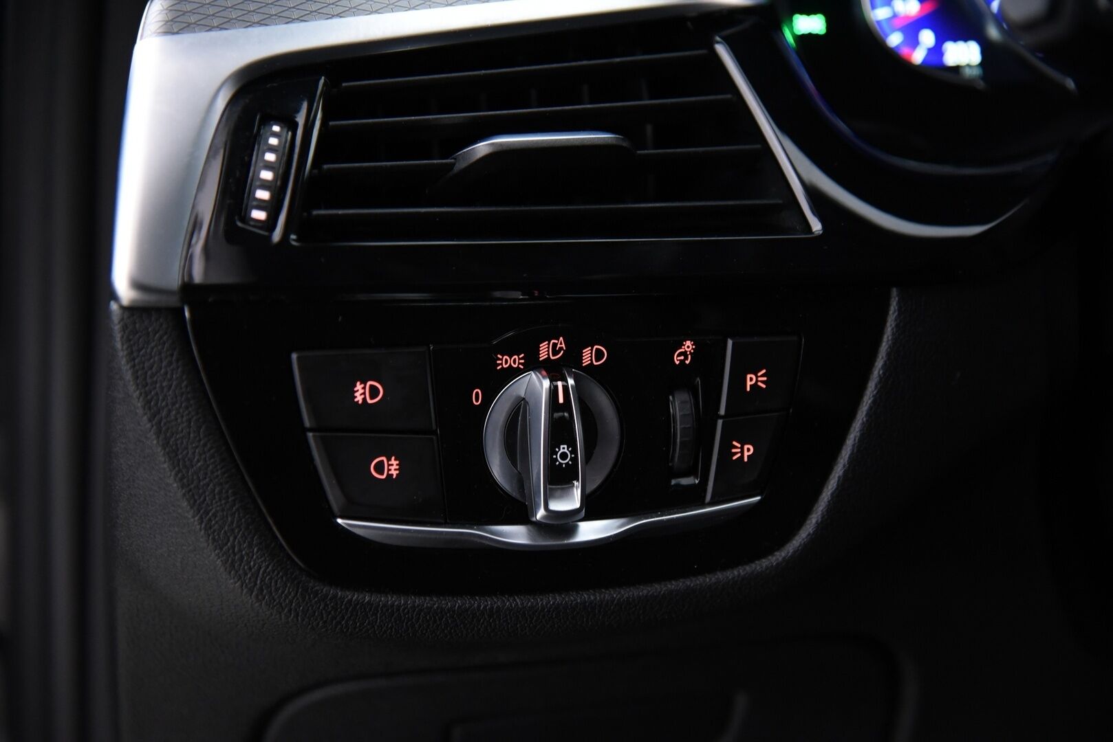 BMW 530 2017 G30 Sedan 530e A iPerformance Launch Edition Sport / M-Sport / Prof. Navi / Facelift takavalot / Tähtikatto / Vakkari / - Hyvällä maulla laitettu! / 2x vanteet&renkaat / Upea tähtikatto!