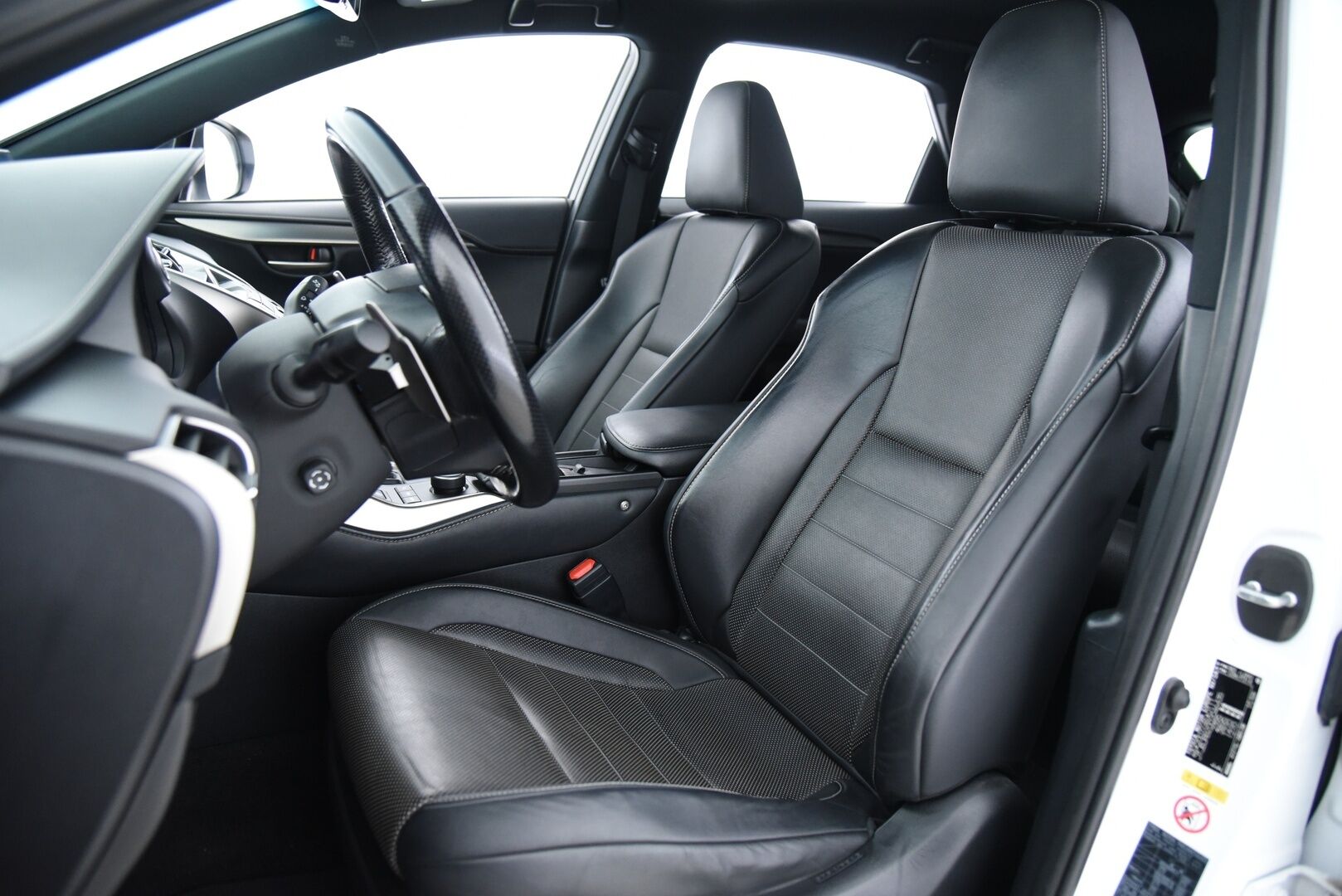 Lexus NX 2016 300h F Sport -  Adapt. Vakkari / LED-valot / P.kamera / Vetokoukku  / KeyLessGo / Navi** - Kahdet Renkaat