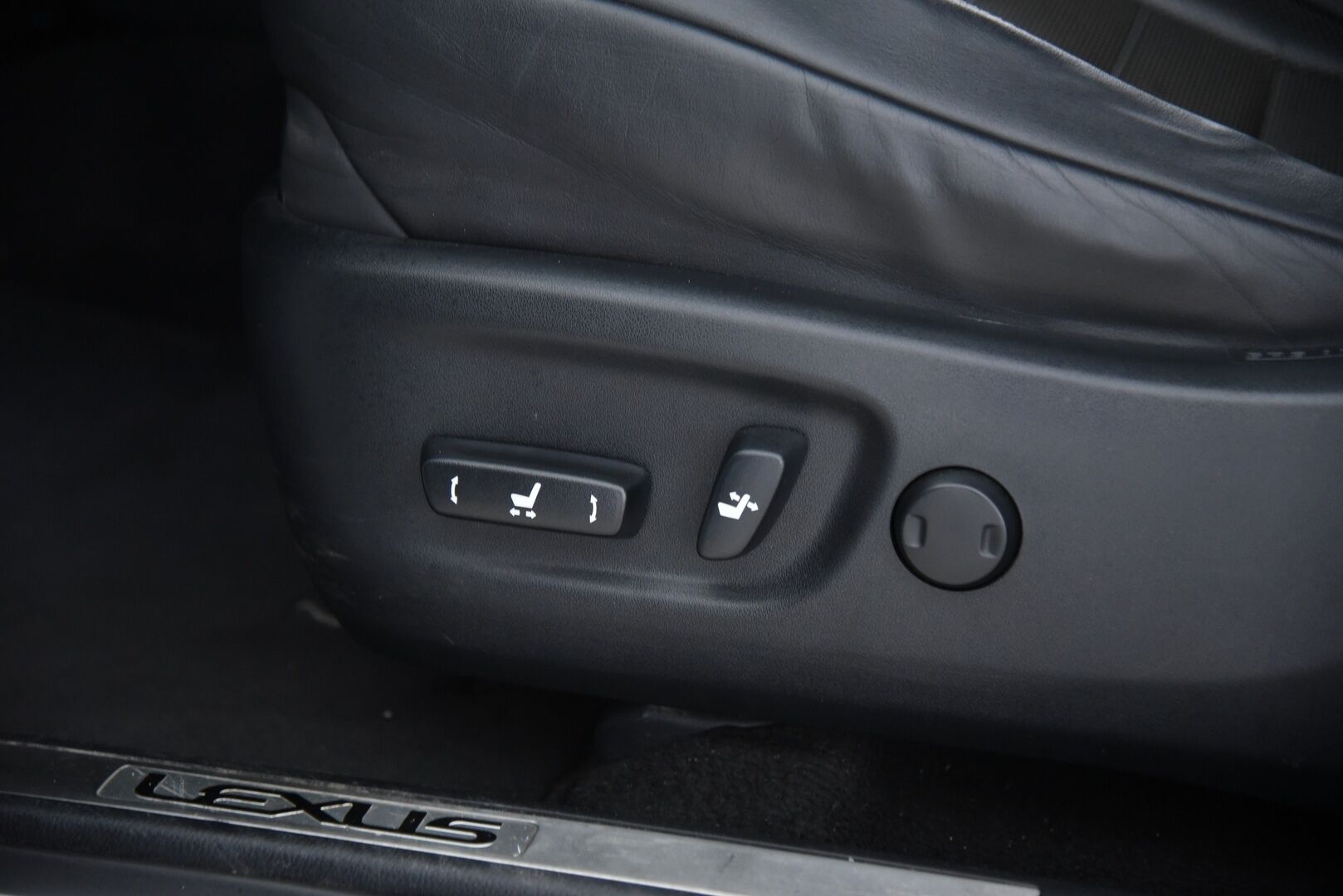 Lexus NX 2016 300h F Sport / ACC / P-kamera / Navi / Keyless / Vetokoukku - Irroitettava koukku / Tarkka huoltohistoria / 