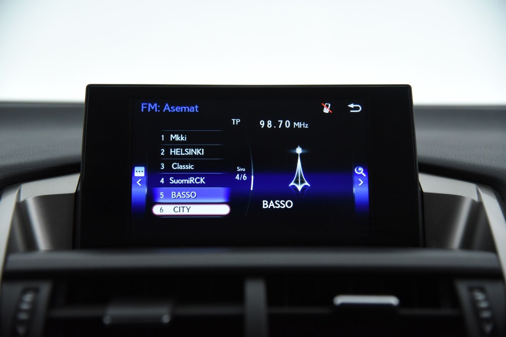 Lexus NX 2016 300h F Sport -  Adapt. Vakkari / LED-valot / P.kamera / Vetokoukku  / KeyLessGo / Navi** - Kahdet Renkaat