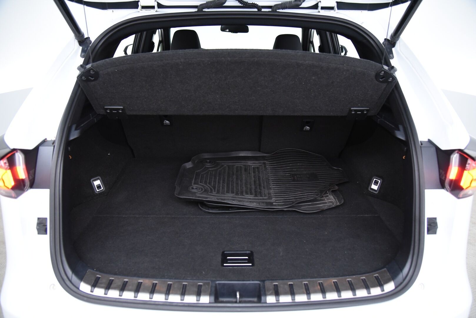 Lexus NX 2016 300h F Sport / ACC / P-kamera / Navi / Keyless / Vetokoukku - Irroitettava koukku / Tarkka huoltohistoria / 