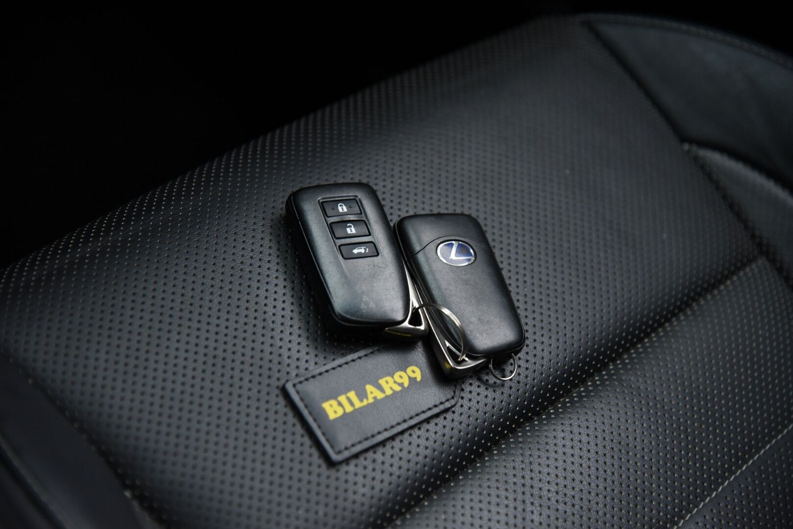Lexus NX 2016 300h F Sport / ACC / P-kamera / Navi / Keyless / Vetokoukku - Irroitettava koukku / Tarkka huoltohistoria / 