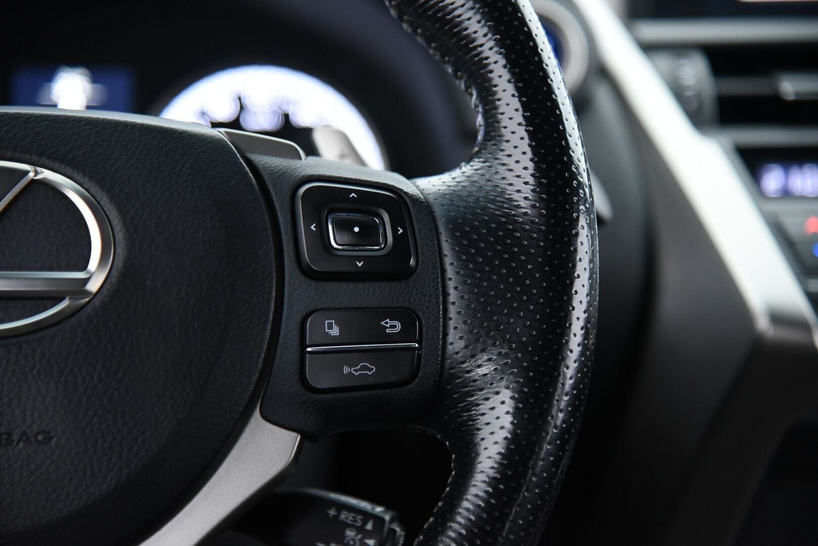 Lexus NX 2016 300h F Sport / ACC / P-kamera / Navi / Keyless / Vetokoukku - Irroitettava koukku / Tarkka huoltohistoria / 