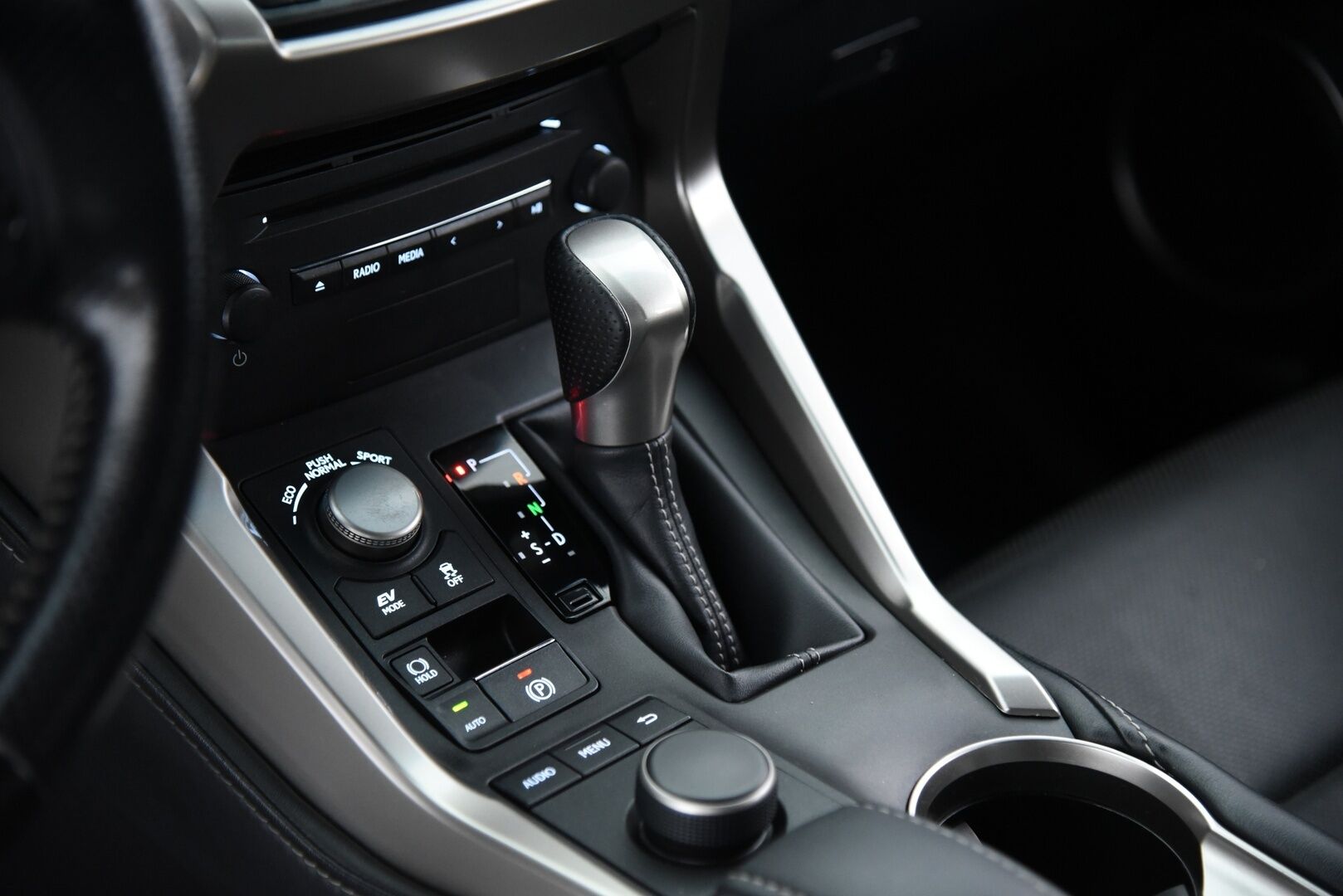Lexus NX 2016 300h F Sport -  Adapt. Vakkari / LED-valot / P.kamera / Vetokoukku  / KeyLessGo / Navi** - Kahdet Renkaat