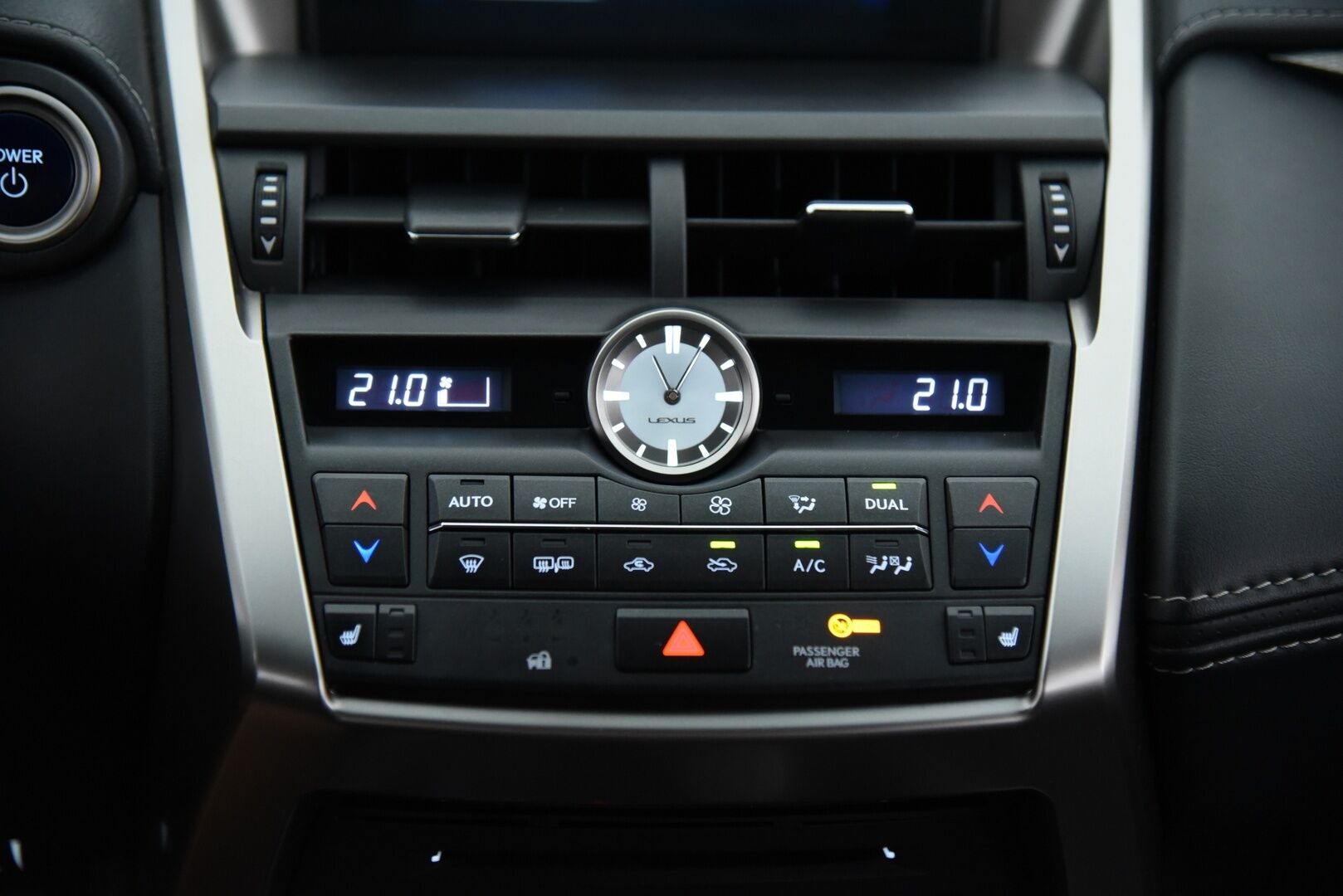 Lexus NX 2016 300h F Sport -  Adapt. Vakkari / LED-valot / P.kamera / Vetokoukku  / KeyLessGo / Navi** - Kahdet Renkaat