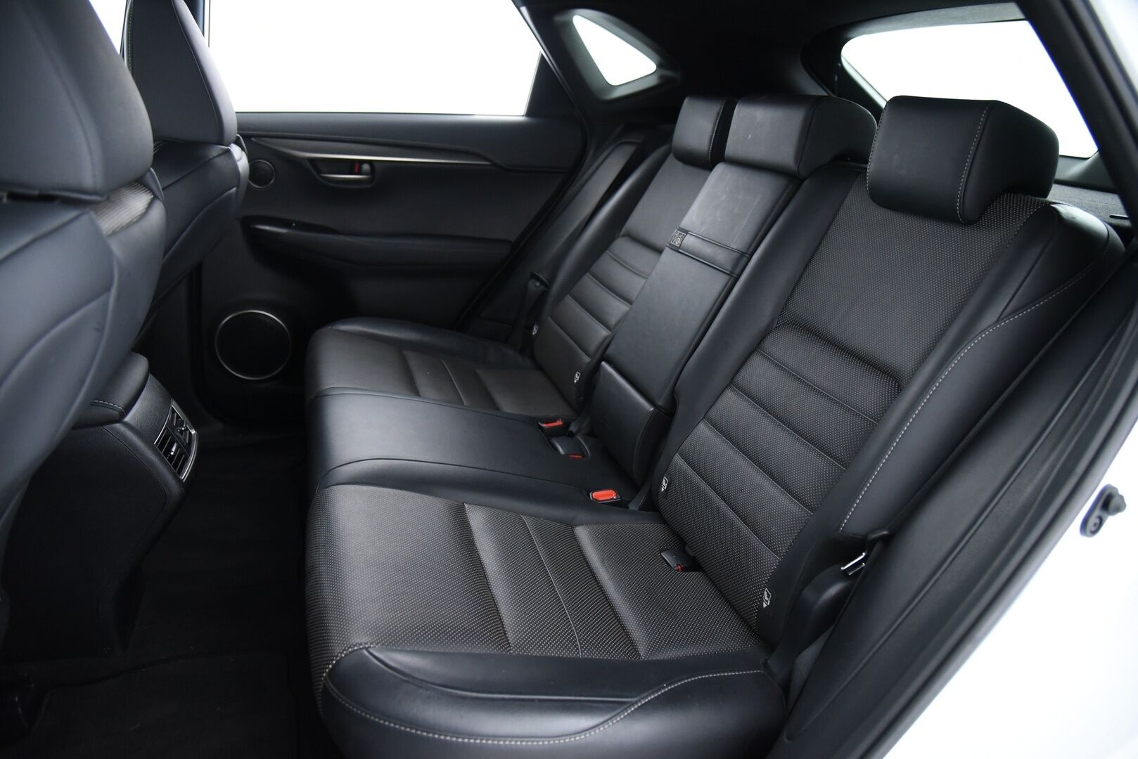 Lexus NX 2016 300h F Sport -  Adapt. Vakkari / LED-valot / P.kamera / Vetokoukku  / KeyLessGo / Navi** - Kahdet Renkaat