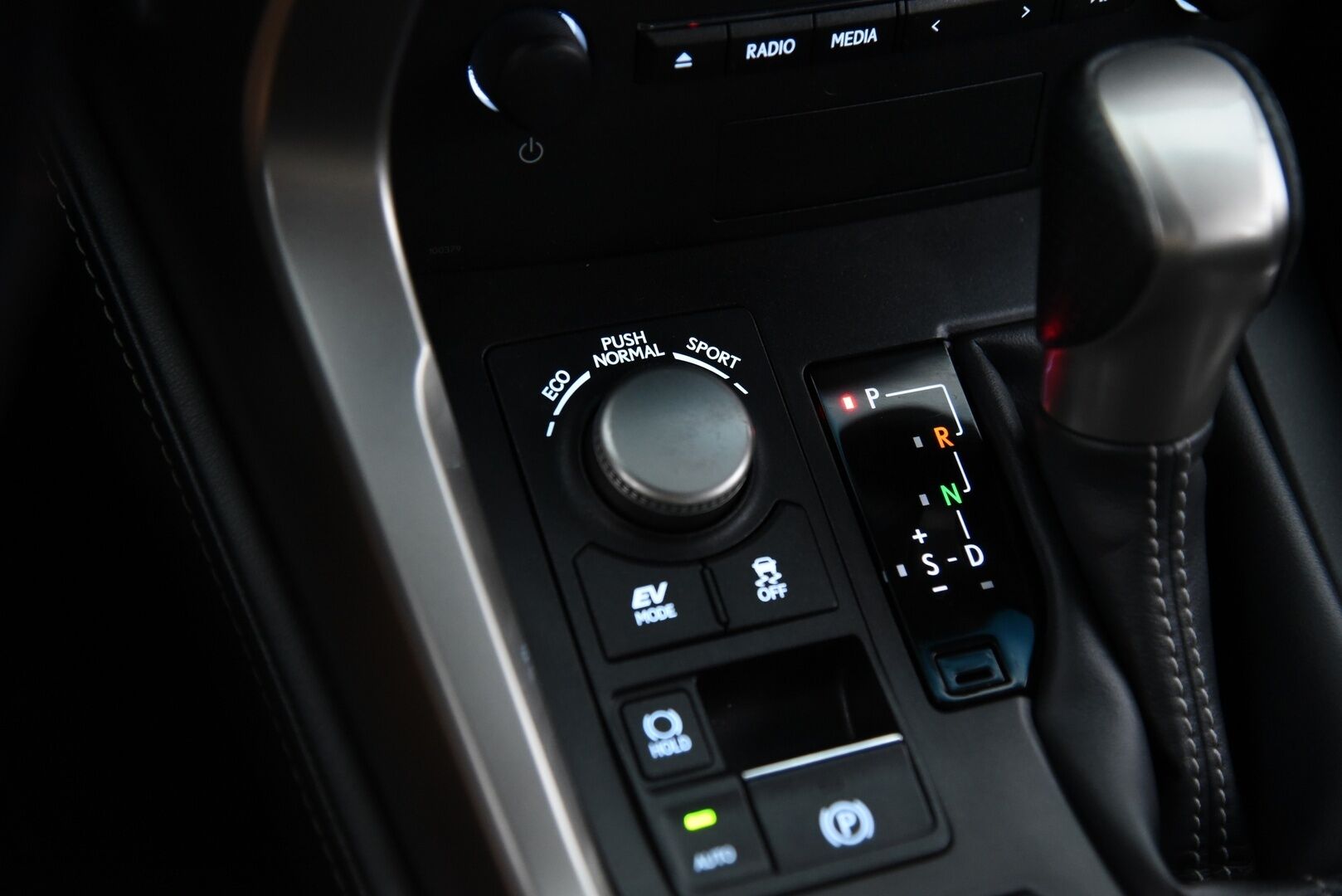 Lexus NX 2016 300h F Sport -  Adapt. Vakkari / LED-valot / P.kamera / Vetokoukku  / KeyLessGo / Navi** - Kahdet Renkaat