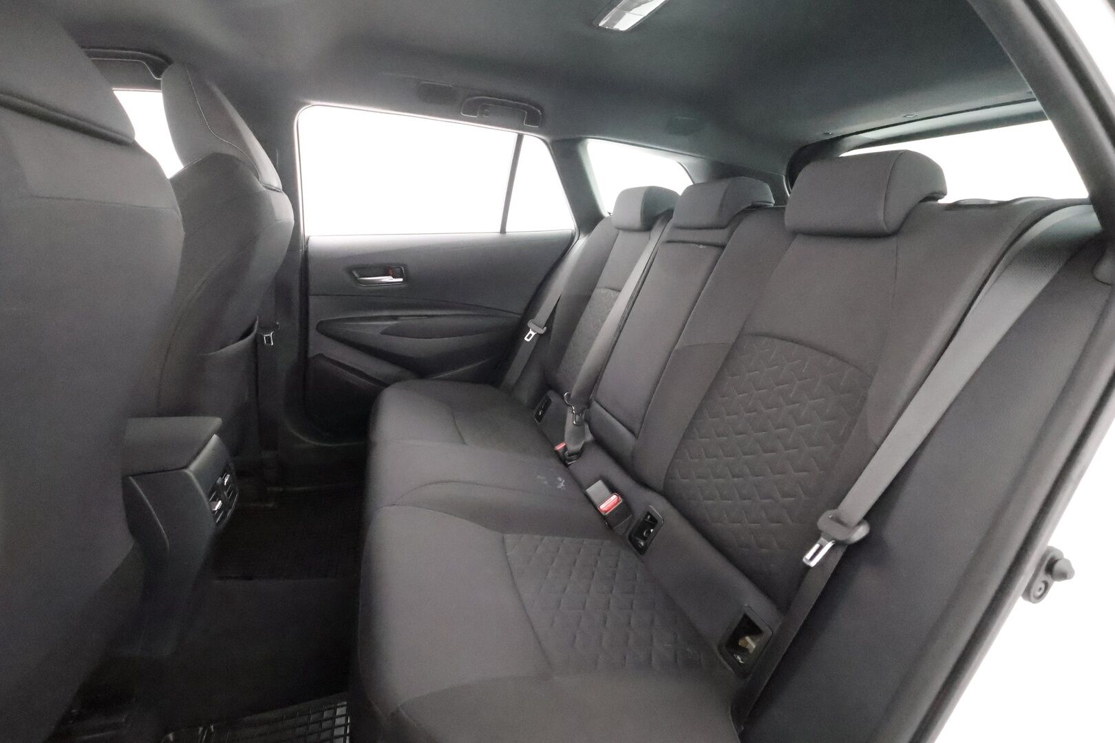 Toyota Corolla 2021 Touring Sports 1,8 Hybrid Active Edition - | ACC | P.Kamera | Lohkolämmitin | Kaistavahti | Navi | Keyless | LED | Koukku | Sisätilanlämmitin | Kahdet renkaat | Suomi-auto | Merkkihuollot | 