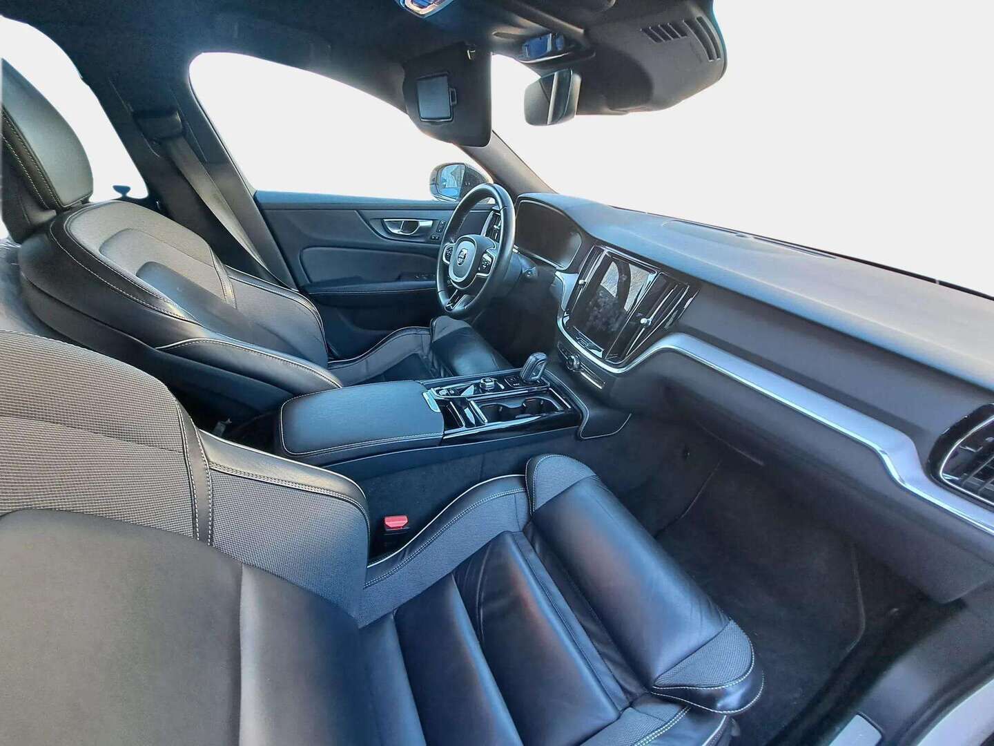 Volvo V60 2022 T6 TwE AWD Business R-Design Edition aut * Adapt.vakkari / P-kamera / Webasto / Sähkökoukku / Pilot assist * - * Kahdet renkaat alumiinivanteilla / Juuri huollettu * - HULLUT AVAJAISHULINAT KORKOTARJOUS 3,29 %