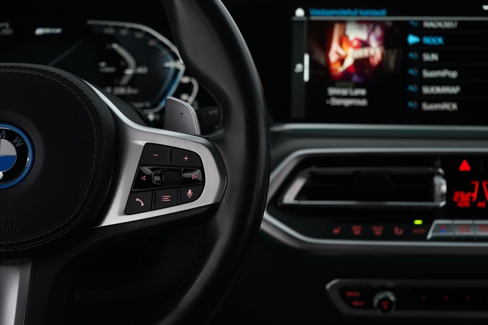 BMW X5 2022 G05 xDrive45e A Charged Edition - Ruskeat nahat | ACC | Kamera | Suomi-auto | Ilma-Alusta | 2 Renkaat