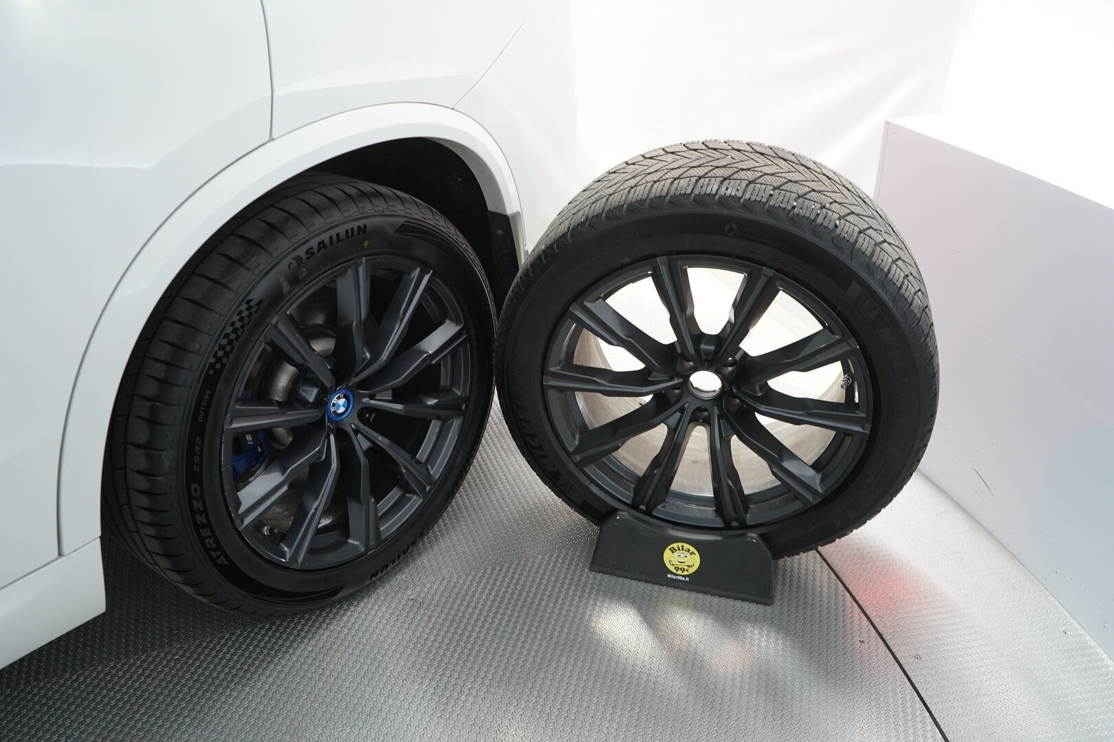 BMW X5 2022 G05 xDrive45e A Charged Edition - Ruskeat nahat | ACC | Kamera | Suomi-auto | Ilma-Alusta | 2 Renkaat | Juuri huollettu