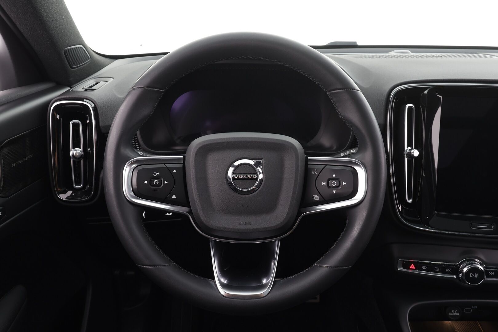 Volvo XC40 2022 Recharge Twin Business Pro aut * ACC / ILP / H&K / 360° / Muistipenkki / Panorama / Koukku / Full LED / BLIS / Facelift * - 1.Om Suomi-auto / Akku kuntotarkastettu / Kahdet renkaat aluvanteilla / Merkkihuollettu / Hyvät varusteet! - HULLUT JOULUT KORKOTARJOUS 2,49% 