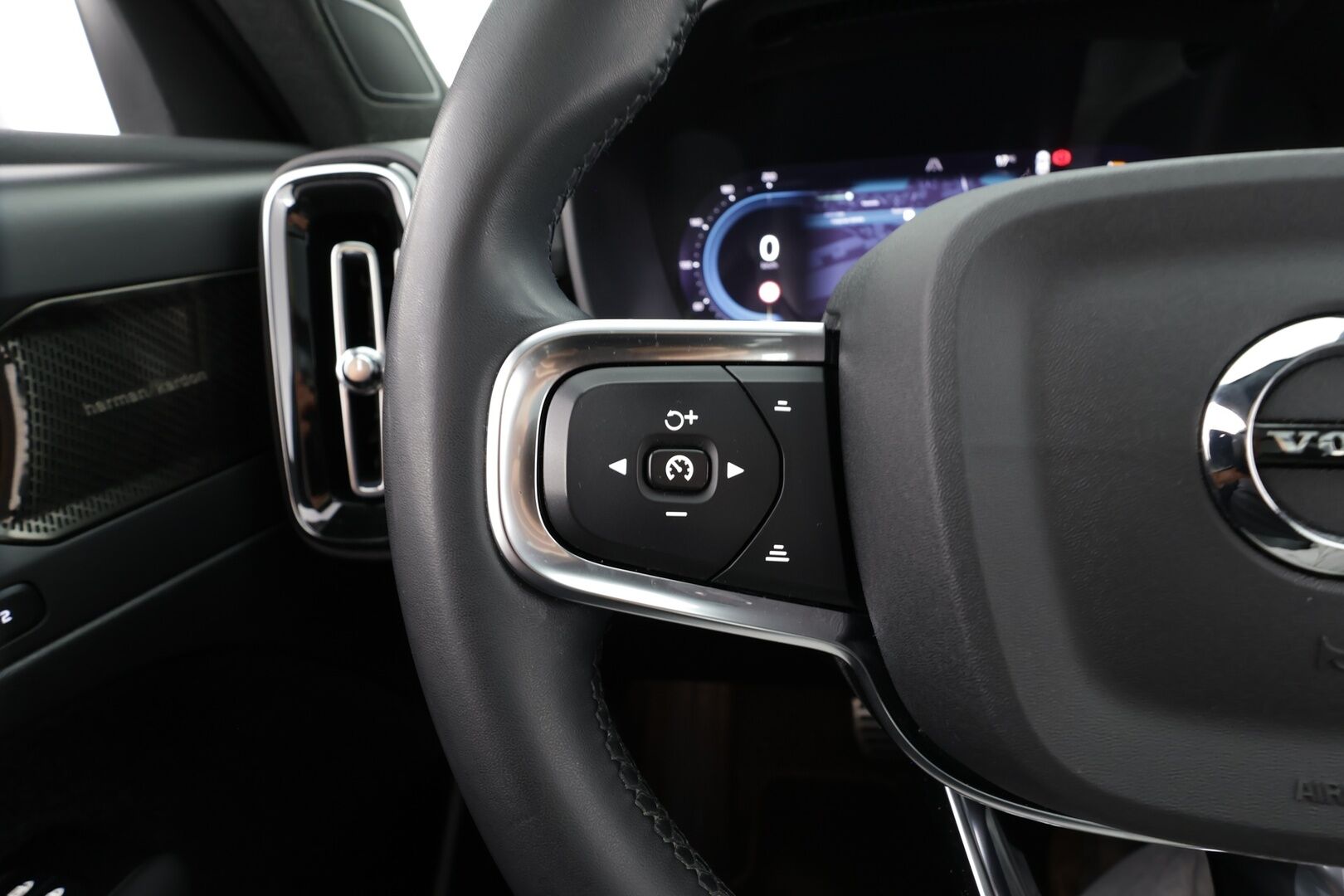 Volvo XC40 2022 Recharge Twin Business Pro aut * ACC / ILP / H&K / 360° / Muistipenkki / Panorama / Koukku / Full LED / BLIS / Facelift * - 1.Om Suomi-auto / Akku kuntotarkastettu / Kahdet renkaat aluvanteilla / Merkkihuollettu / Hyvät varusteet! - HULLUT JOULUT KORKOTARJOUS 2,49% 