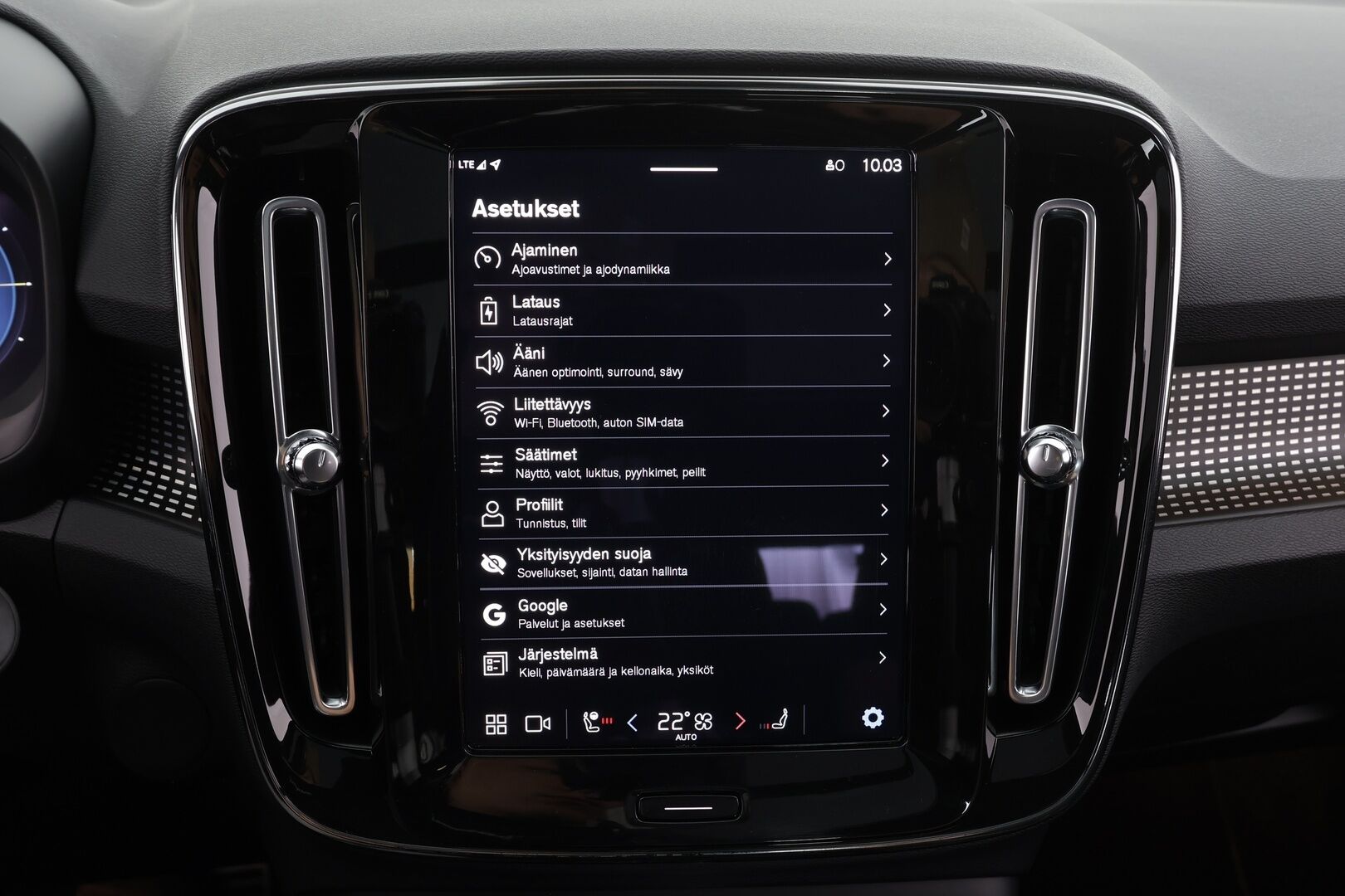 Volvo XC40 2022 Recharge Twin Business Pro aut * ACC / ILP / H&K / 360° / Muistipenkki / Panorama / Koukku / Full LED / BLIS / Facelift * - 1.Om Suomi-auto / Akku kuntotarkastettu / Kahdet renkaat aluvanteilla / Merkkihuollettu / Hyvät varusteet! - HULLUT JOULUT KORKOTARJOUS 2,49% 