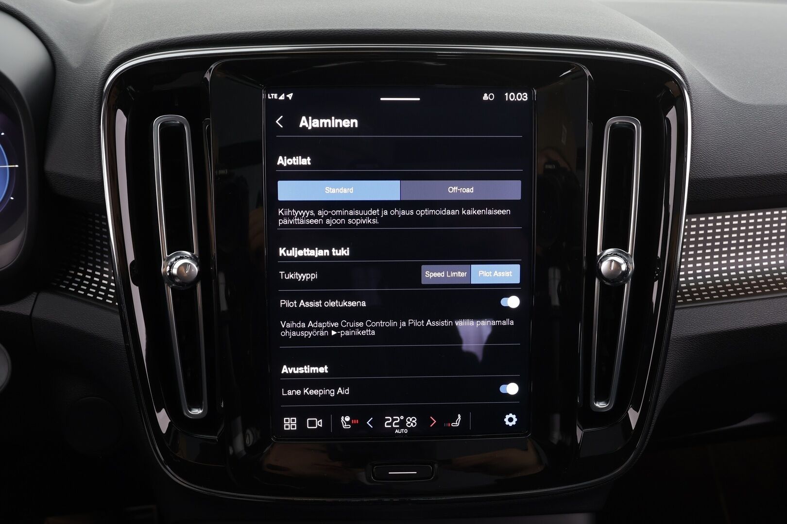 Volvo XC40 2022 Recharge Twin Business Pro aut * ACC / ILP / H&K / 360° / Muistipenkki / Panorama / Koukku / Full LED / BLIS / Facelift * - 1.Om Suomi-auto / Akku kuntotarkastettu / Kahdet renkaat aluvanteilla / Merkkihuollettu / Hyvät varusteet! - HULLUT JOULUT KORKOTARJOUS 2,49% 