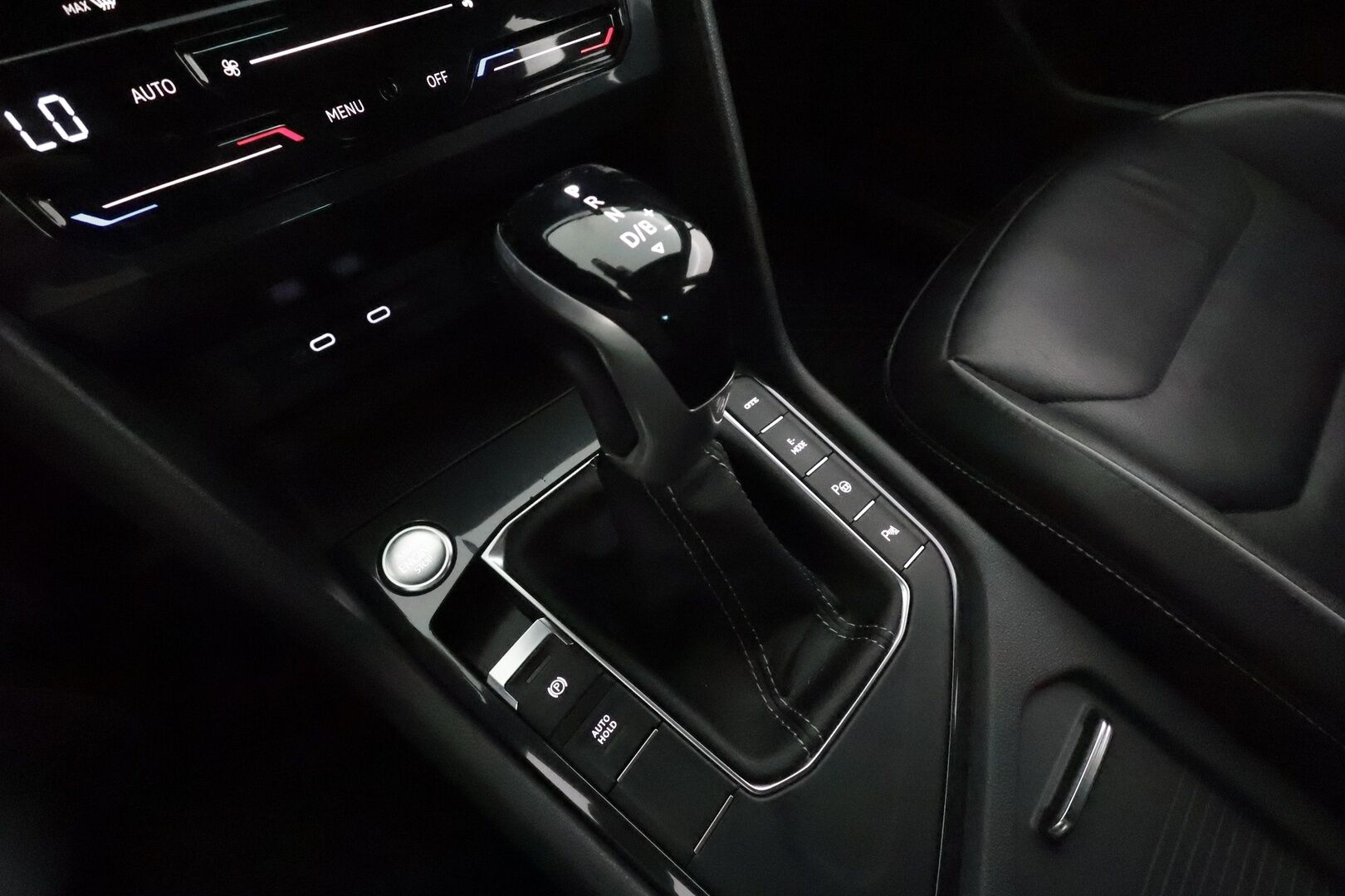 Volkswagen Tiguan 2021 R-Line eHybrid 180 kW DSG-automaatti **Adapt.Vakkari / Matrix-LED / P.kamera / Muistipenkit / Lohkolämmitin / Koukku** - 3,99 % KORKOTARJOUS TÄHÄN AUTOON - Suomi-auto / Kahdet Renkaat