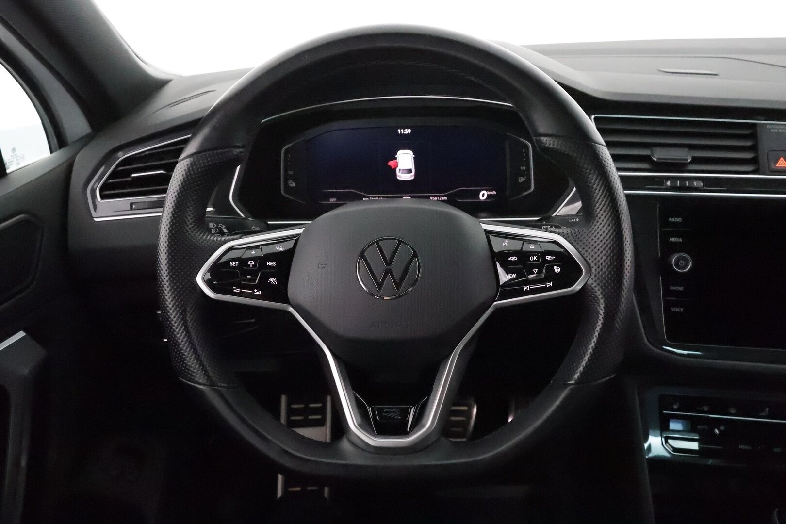 Volkswagen Tiguan 2021 R-Line eHybrid 180 kW DSG-automaatti **Adapt.Vakkari / Matrix-LED / P.kamera / Muistipenkit / Lohkolämmitin / Koukku** - 3,99 % KORKOTARJOUS TÄHÄN AUTOON - Suomi-auto / Kahdet Renkaat