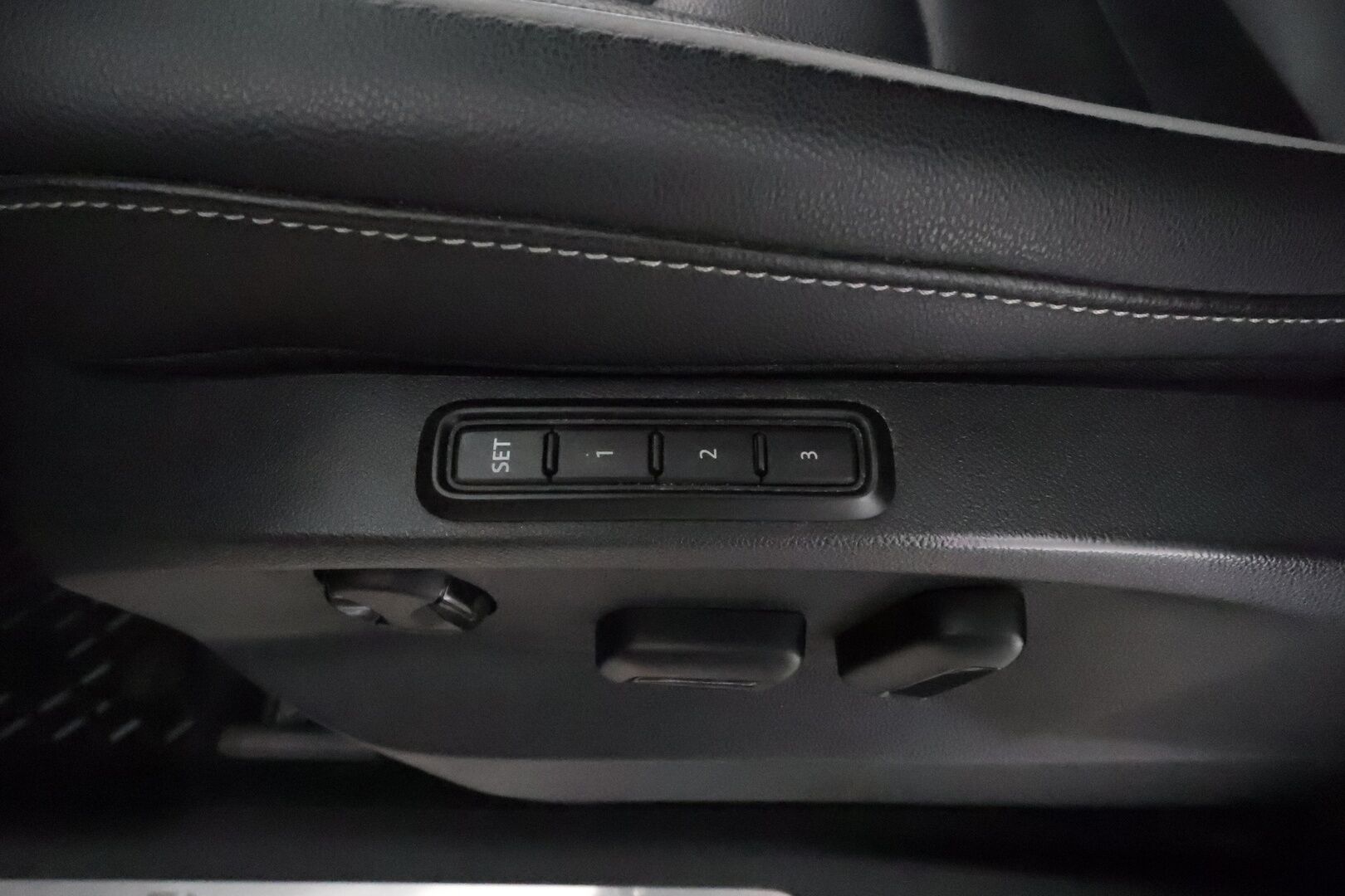 Volkswagen Tiguan 2021 R-Line eHybrid 180 kW DSG-automaatti **Adapt.Vakkari / Matrix-LED / P.kamera / Muistipenkit / Lohkolämmitin / Koukku** - 3,99 % KORKOTARJOUS TÄHÄN AUTOON - Suomi-auto / Kahdet Renkaat