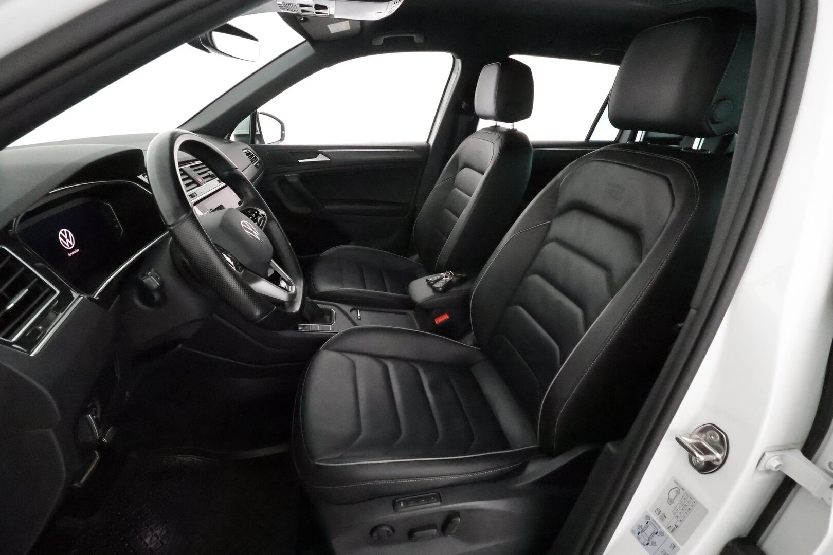 Volkswagen Tiguan 2021 R-Line eHybrid 180 kW DSG-automaatti **Adapt.Vakkari / Matrix-LED / P.kamera / Muistipenkit / Lohkolämmitin / Koukku** - 3,99 % KORKOTARJOUS TÄHÄN AUTOON - Suomi-auto / Kahdet Renkaat