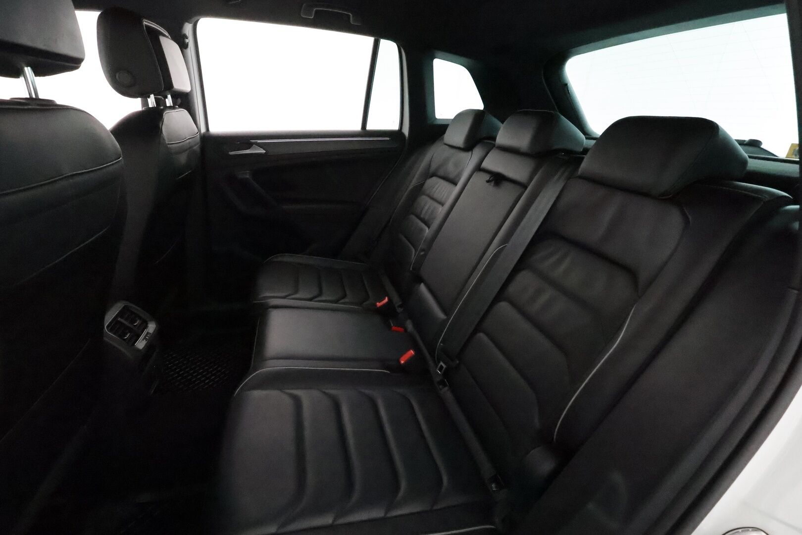 Volkswagen Tiguan 2021 R-Line eHybrid 180 kW DSG-automaatti **Adapt.Vakkari / Matrix-LED / P.kamera / Muistipenkit / Lohkolämmitin / Koukku** - 3,99 % KORKOTARJOUS TÄHÄN AUTOON - Suomi-auto / Kahdet Renkaat