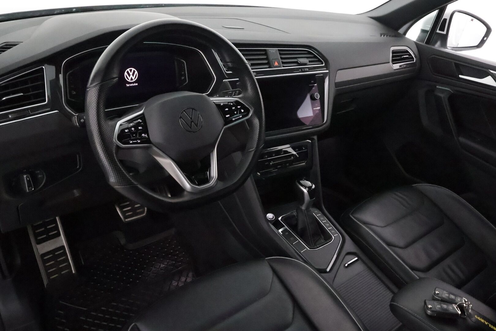Volkswagen Tiguan 2021 R-Line eHybrid 180 kW DSG-automaatti **Adapt.Vakkari / Matrix-LED / P.kamera / Muistipenkit / Lohkolämmitin / Koukku** - 3,99 % KORKOTARJOUS TÄHÄN AUTOON - Suomi-auto / Kahdet Renkaat