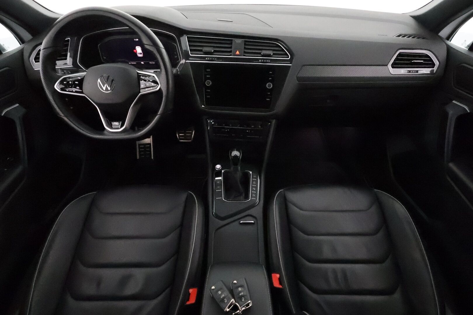 Volkswagen Tiguan 2021 R-Line eHybrid 180 kW DSG-automaatti **Adapt.Vakkari / Matrix-LED / P.kamera / Muistipenkit / Lohkolämmitin / Koukku** - 3,99 % KORKOTARJOUS TÄHÄN AUTOON - Suomi-auto / Kahdet Renkaat