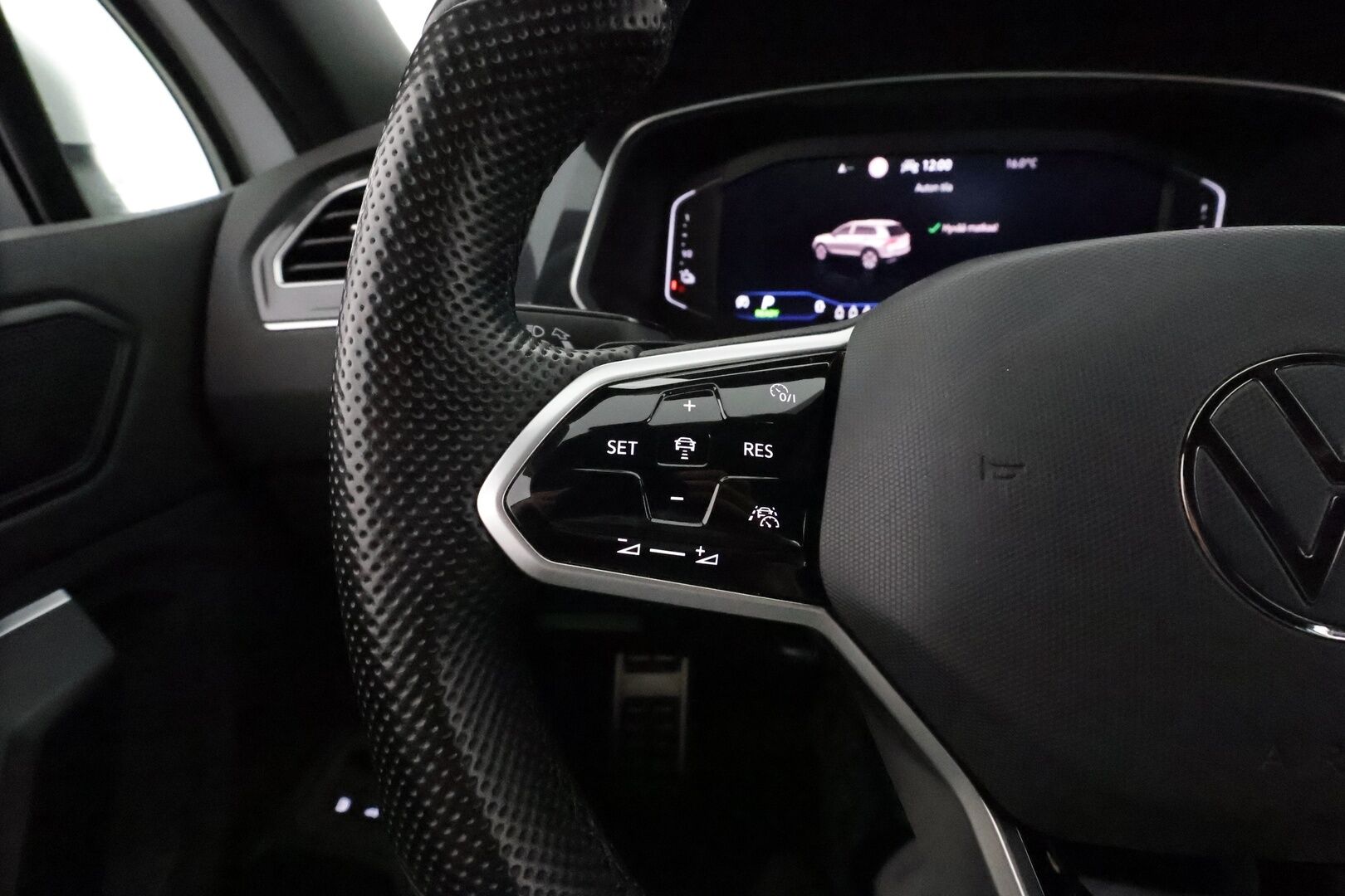 Volkswagen Tiguan 2021 R-Line eHybrid 180 kW DSG-automaatti **Adapt.Vakkari / Matrix-LED / P.kamera / Muistipenkit / Lohkolämmitin / Koukku** - 3,99 % KORKOTARJOUS TÄHÄN AUTOON - Suomi-auto / Kahdet Renkaat
