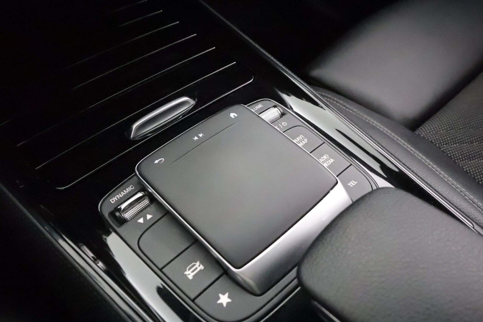 Mercedes-Benz GLB 2022 200 d 4MATIC A Business * Webasto / Koukku / LED-High Performance / P.Kamera / Sportpenkit / Navi / Kaistavahti * - 1-om Suomi-auto / Kahdet renkaat - HULLUT BLACKWEEK JATKOT - KORKOTARJOUS 2,49%