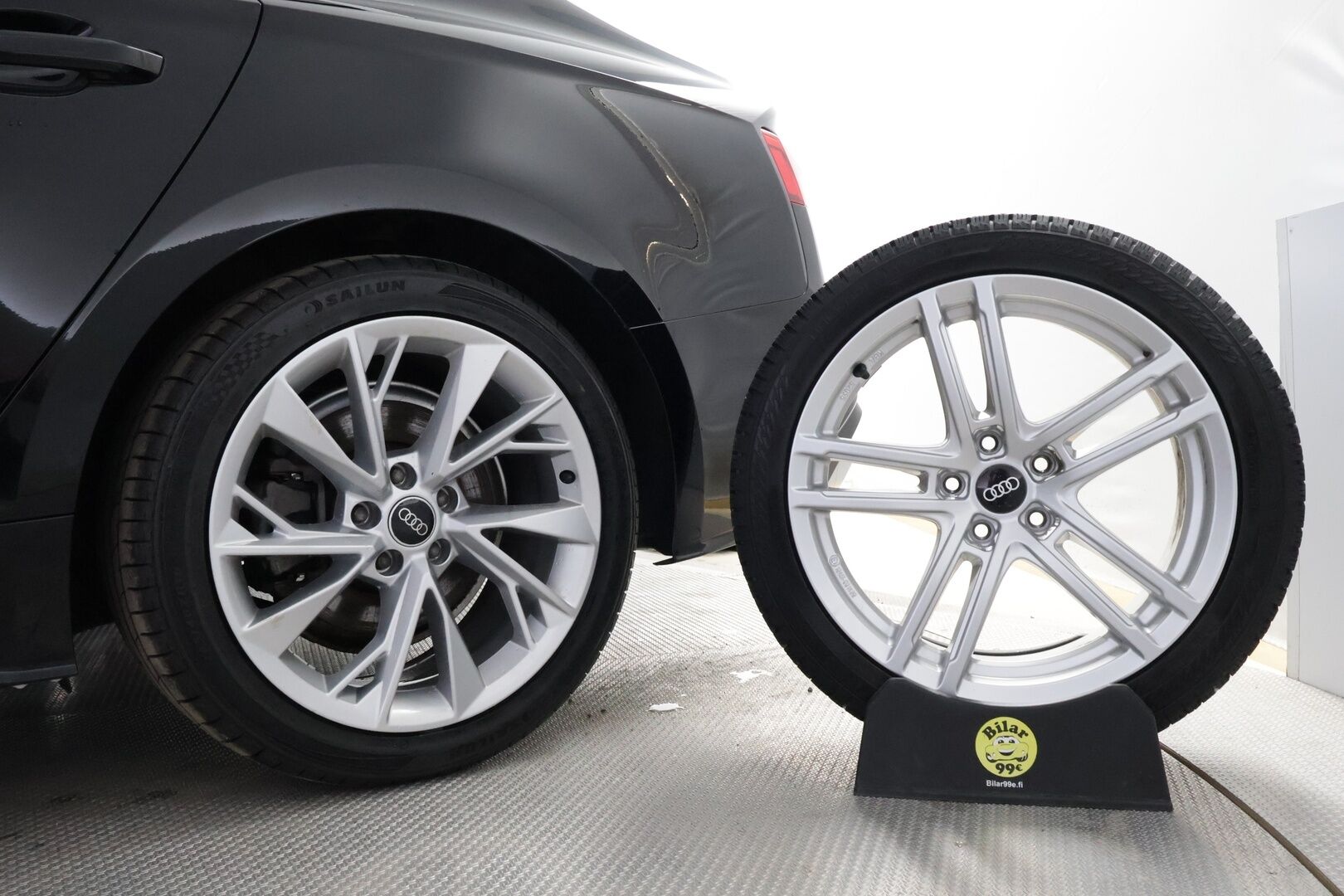 Audi A5 2022 Sportback Business Advanced 30 TDI S tronic * Webasto / Peruutuskamera / Matrix LED / Vetokoukku / Sporttipenkit * - Kahdet renkaat aluvanteilla / Juuri huollettu - HULLUT AVAJAISHULINAT KORKOTARJOUS 3,29 %