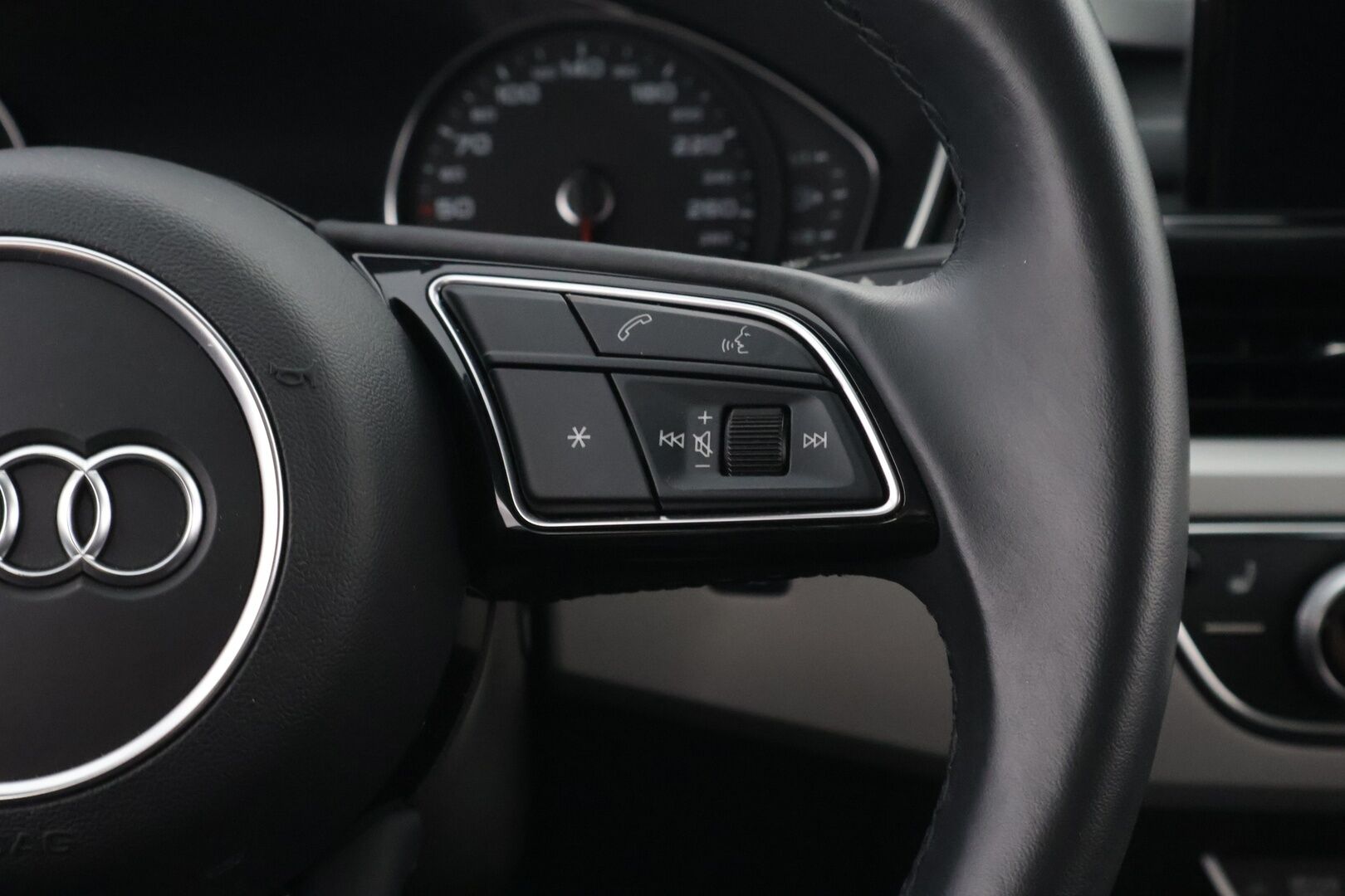 Audi A5 2022 Sportback Business Advanced 30 TDI S tronic * Webasto / Peruutuskamera / Matrix LED / Vetokoukku / Sporttipenkit * - Kahdet renkaat aluvanteilla / Juuri huollettu - HULLUT AVAJAISHULINAT KORKOTARJOUS 3,29 %