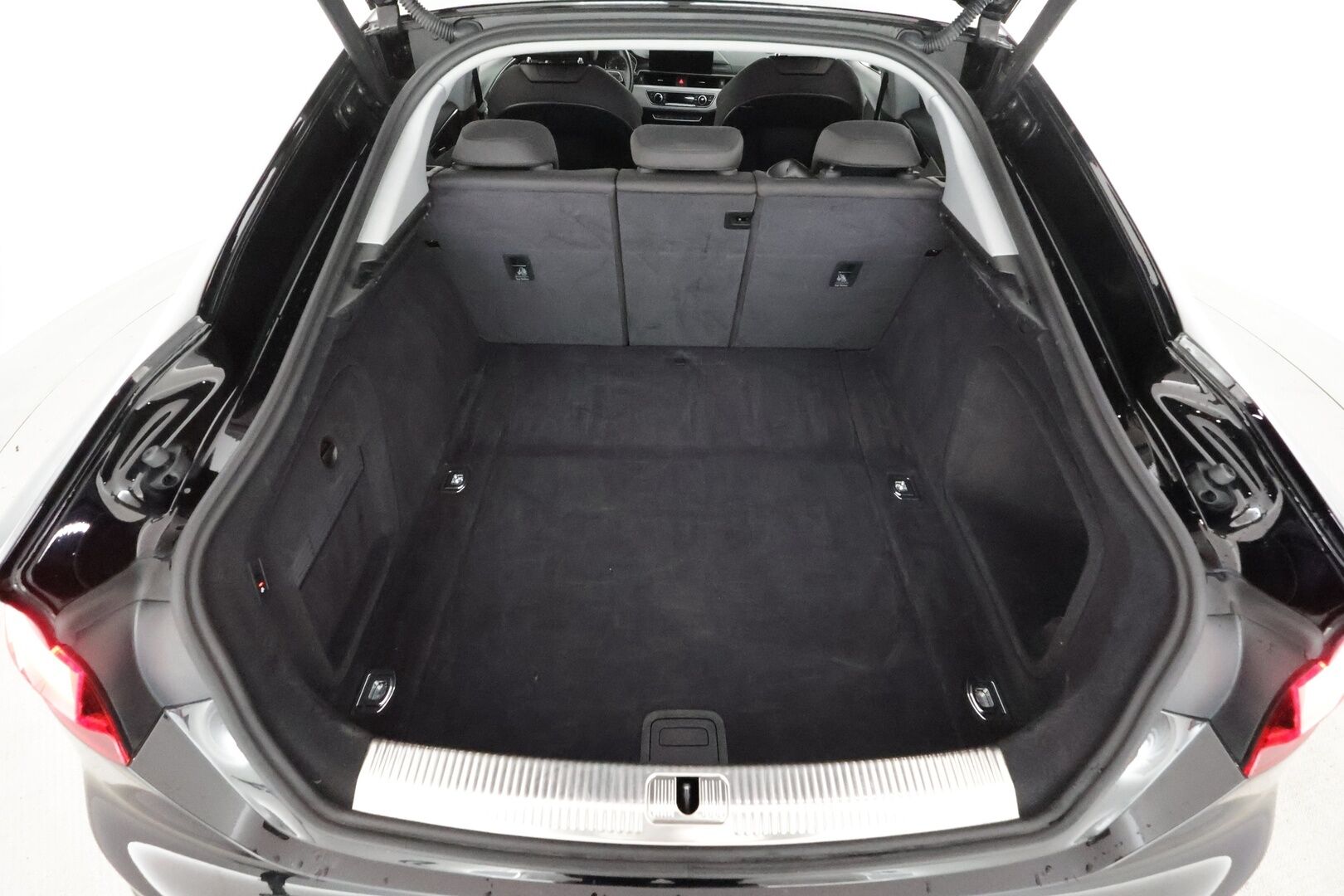 Audi A5 2022 Sportback Business Advanced 30 TDI S tronic * Webasto / Peruutuskamera / Matrix LED / Vetokoukku / Sporttipenkit * - Kahdet renkaat aluvanteilla / Juuri huollettu - HULLUT AVAJAISHULINAT KORKOTARJOUS 3,29 %