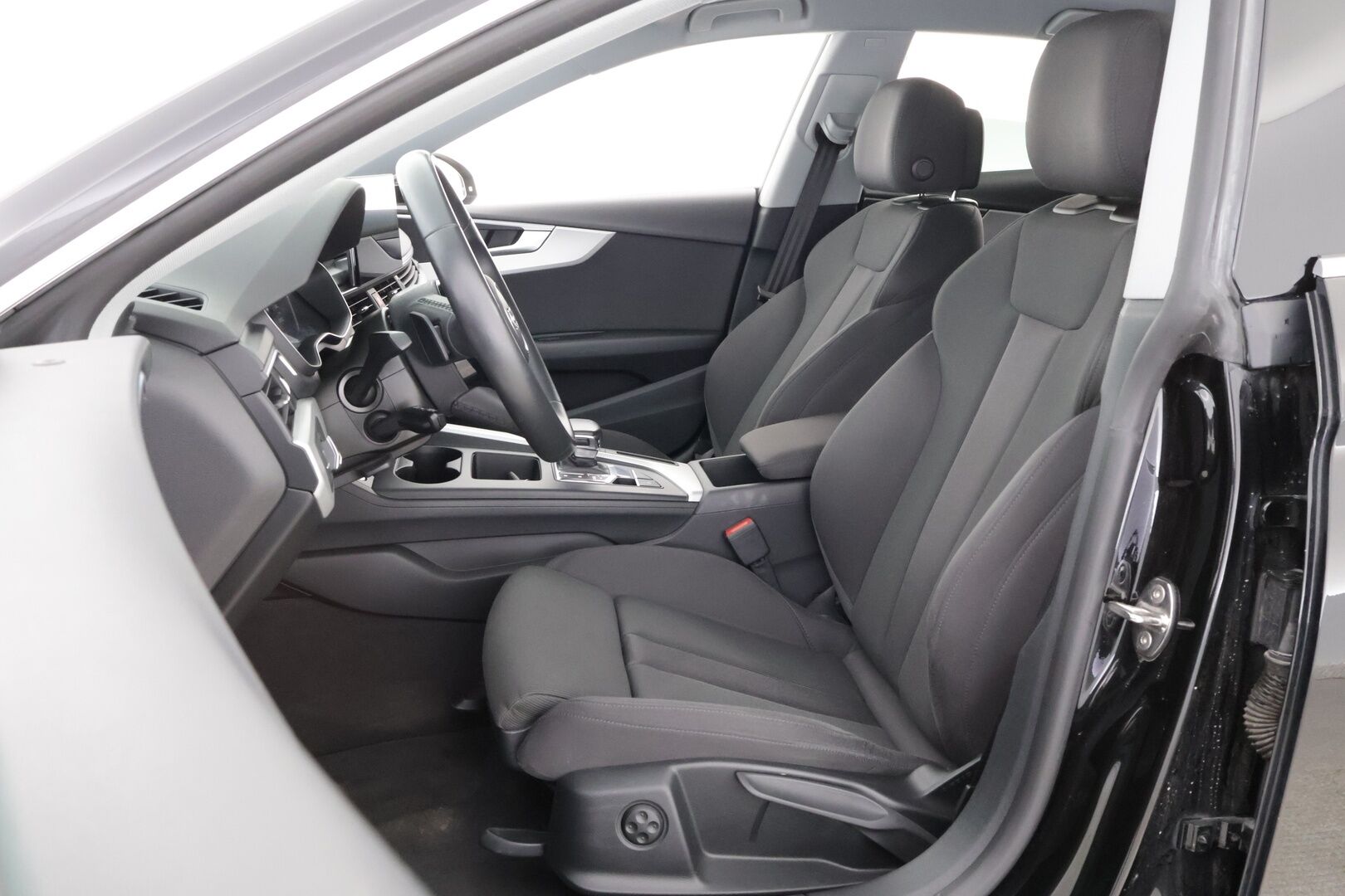 Audi A5 2022 Sportback Business Advanced 30 TDI S tronic * Webasto / Peruutuskamera / Matrix LED / Vetokoukku / Sporttipenkit * - Kahdet renkaat aluvanteilla / Juuri huollettu - HULLUT AVAJAISHULINAT KORKOTARJOUS 3,29 %