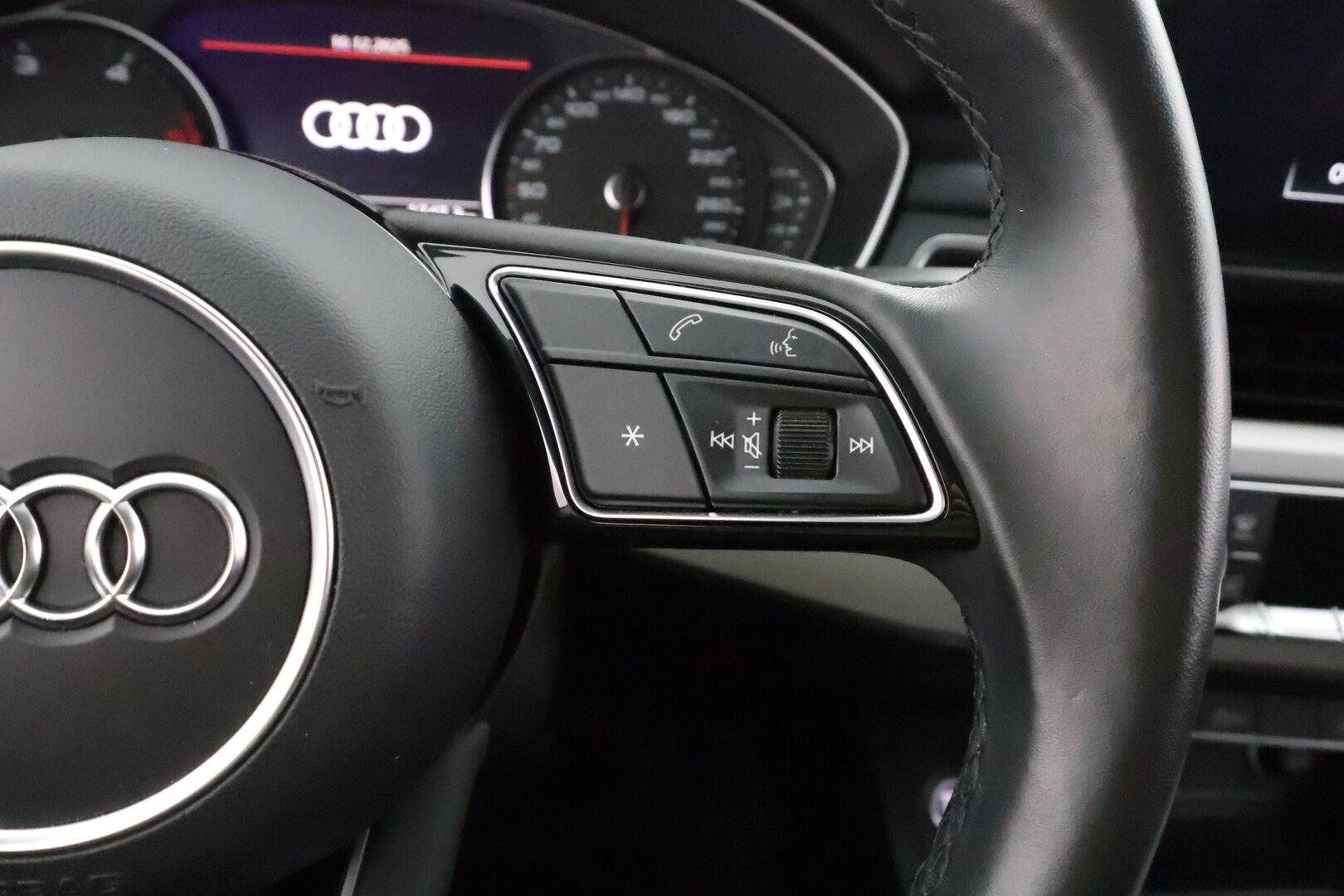 Audi A5 2022 Sportback Business Advanced 30 TDI S tronic * Webasto / Peruutuskamera / Matrix LED / Vetokoukku / Sporttipenkit / - Kahdet renkaat aluvanteilla / Juuri huollettu