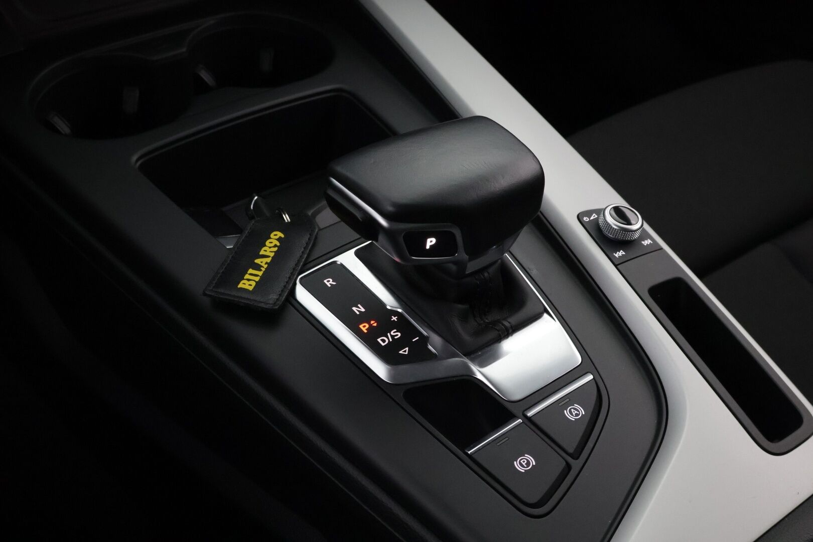 Audi A5 2022 Sportback Business Advanced 30 TDI S tronic * Webasto / Peruutuskamera / Matrix LED / Vetokoukku / Sporttipenkit * - Kahdet renkaat aluvanteilla / Juuri huollettu - HULLUT AVAJAISHULINAT KORKOTARJOUS 3,29 %