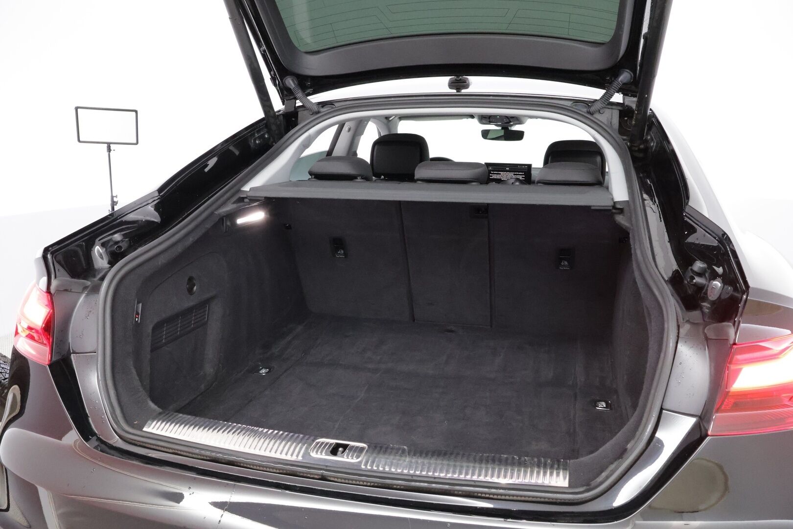 Audi A5 2022 Sportback Business Advanced 30 TDI S tronic * Webasto / Peruutuskamera / Matrix LED / Vetokoukku / Sporttipenkit * - Kahdet renkaat aluvanteilla / Juuri huollettu - HULLUT AVAJAISHULINAT KORKOTARJOUS 3,29 %