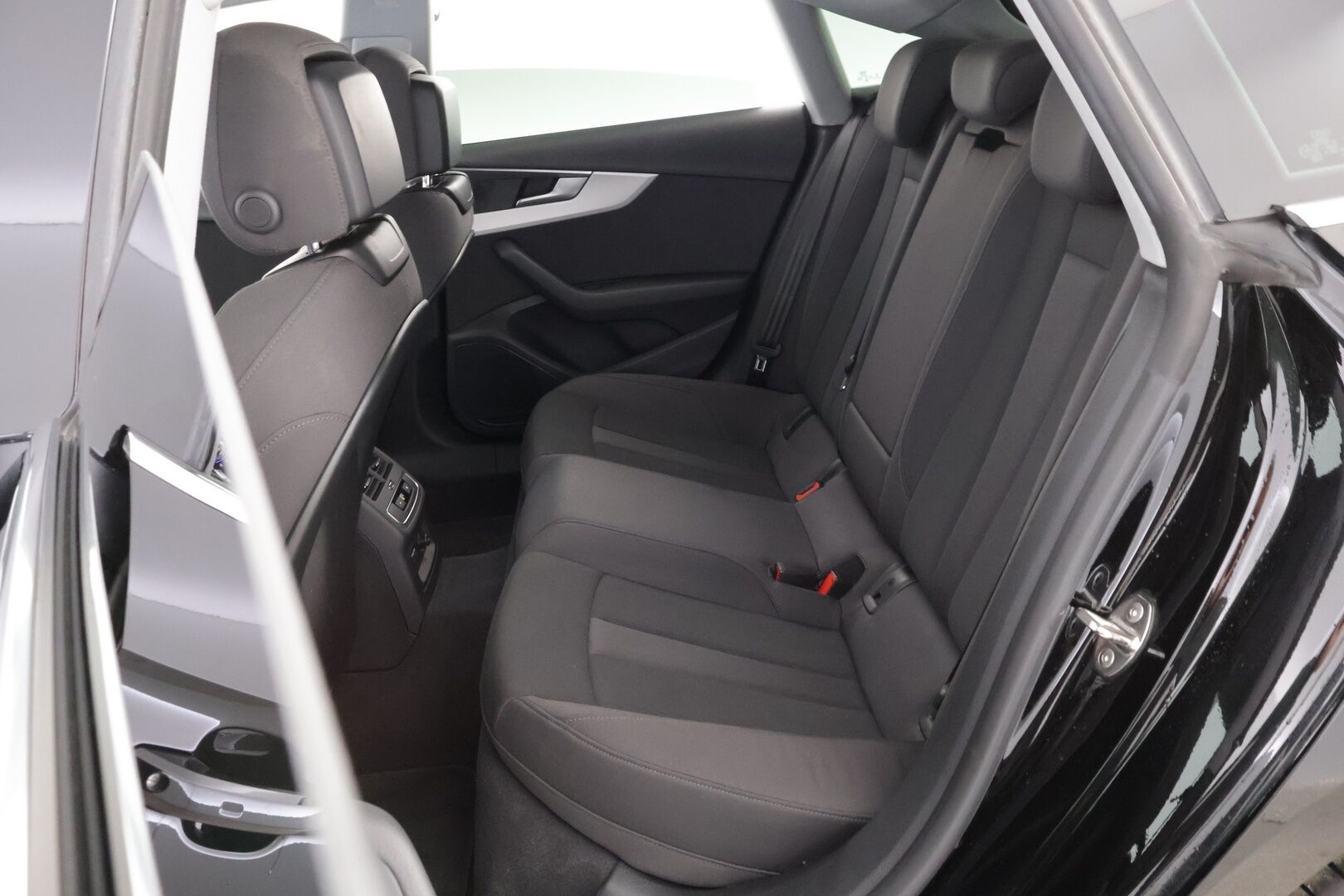 Audi A5 2022 Sportback Business Advanced 30 TDI S tronic * Webasto / Peruutuskamera / Matrix LED / Vetokoukku / Sporttipenkit * - Kahdet renkaat aluvanteilla / Juuri huollettu - HULLUT AVAJAISHULINAT KORKOTARJOUS 3,29 %