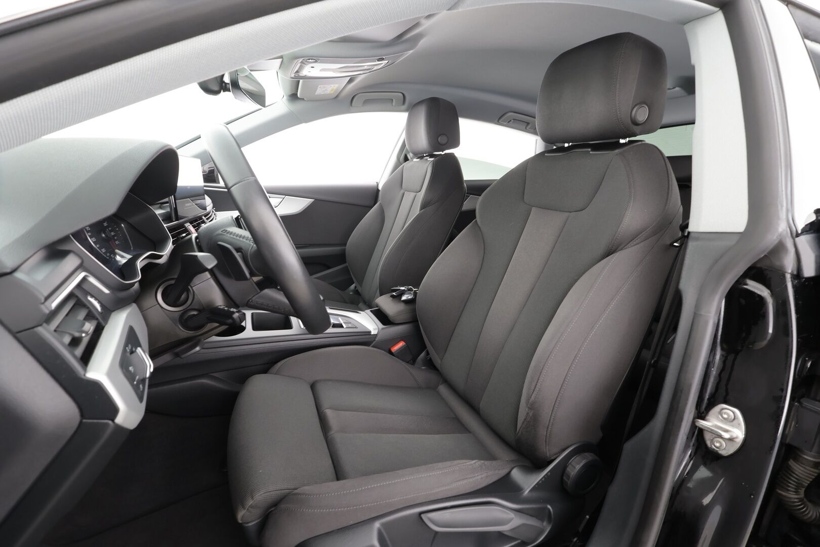 Audi A5 2022 Sportback Business Advanced 30 TDI S tronic * Webasto / Peruutuskamera / Matrix LED / Vetokoukku / Sporttipenkit * - Kahdet renkaat aluvanteilla / Juuri huollettu - HULLUT AVAJAISHULINAT KORKOTARJOUS 3,29 %