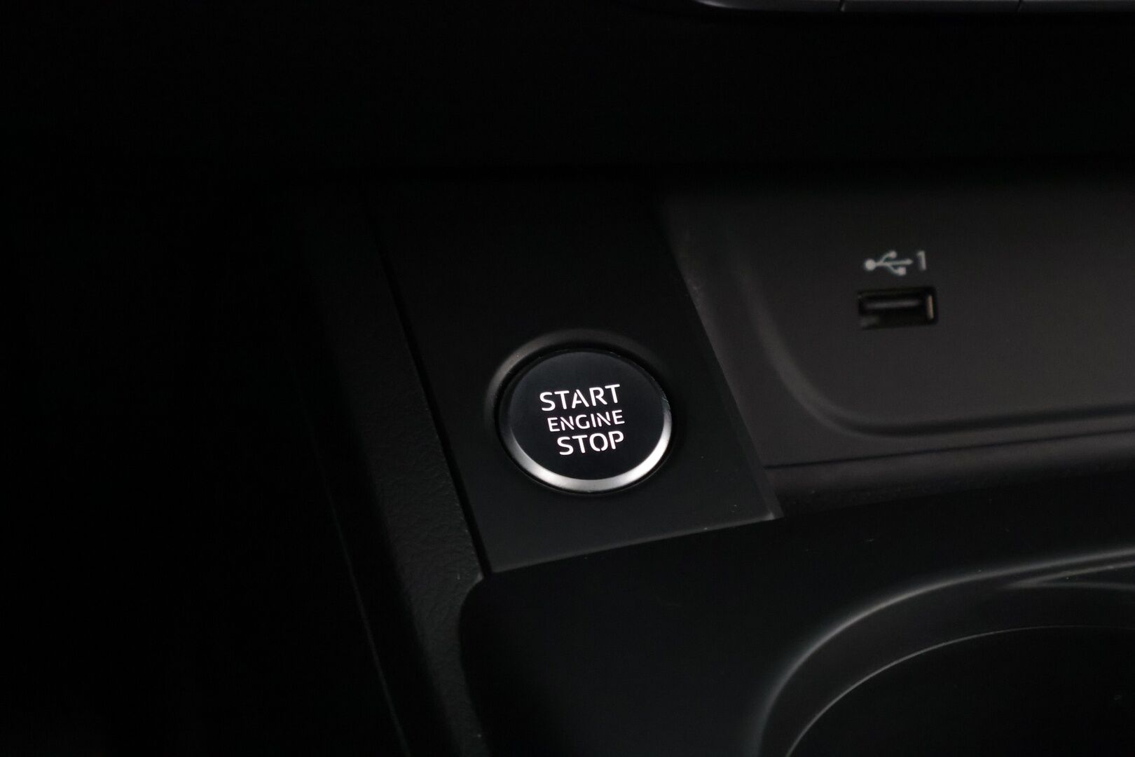 Audi A5 2022 Sportback Business Advanced 30 TDI S tronic * Webasto / Peruutuskamera / Matrix LED / Vetokoukku / Sporttipenkit * - Kahdet renkaat aluvanteilla / Juuri huollettu - HULLUT AVAJAISHULINAT KORKOTARJOUS 3,29 %