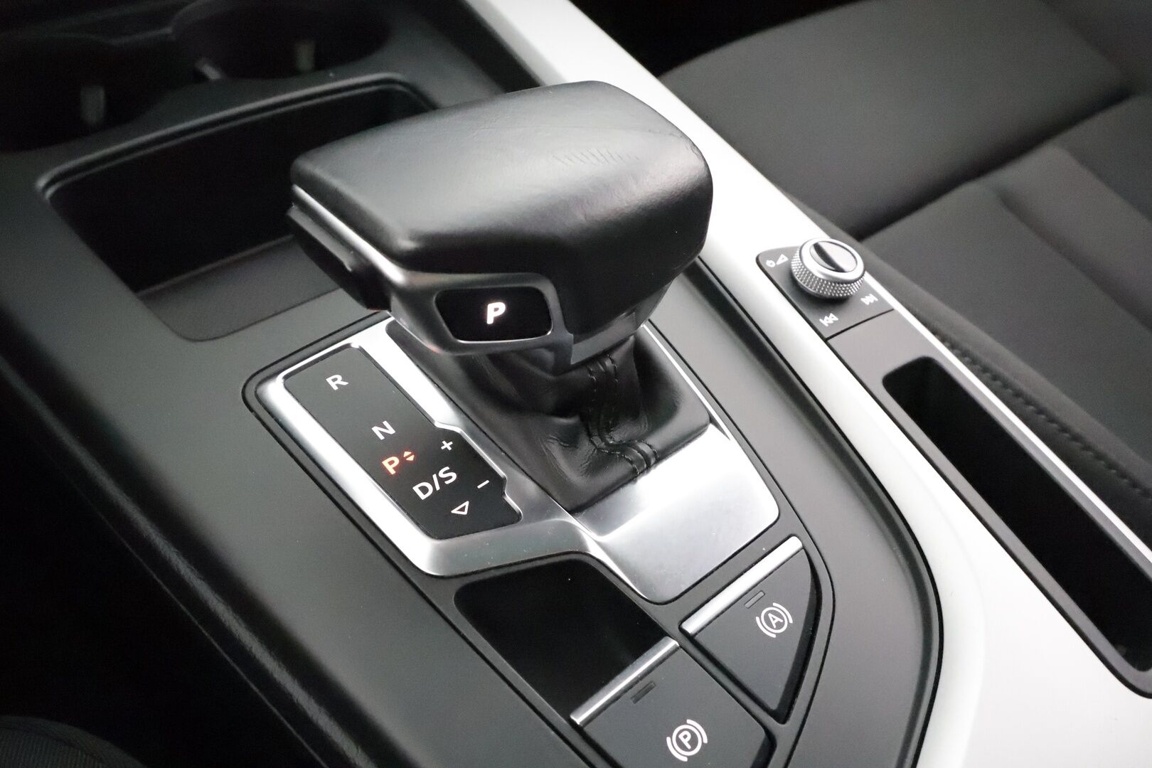 Audi A5 2022 Sportback Business Advanced 30 TDI S tronic * Webasto / Peruutuskamera / Matrix LED / Vetokoukku / Sporttipenkit * - Kahdet renkaat aluvanteilla / Juuri huollettu - HULLUT AVAJAISHULINAT KORKOTARJOUS 3,29 %