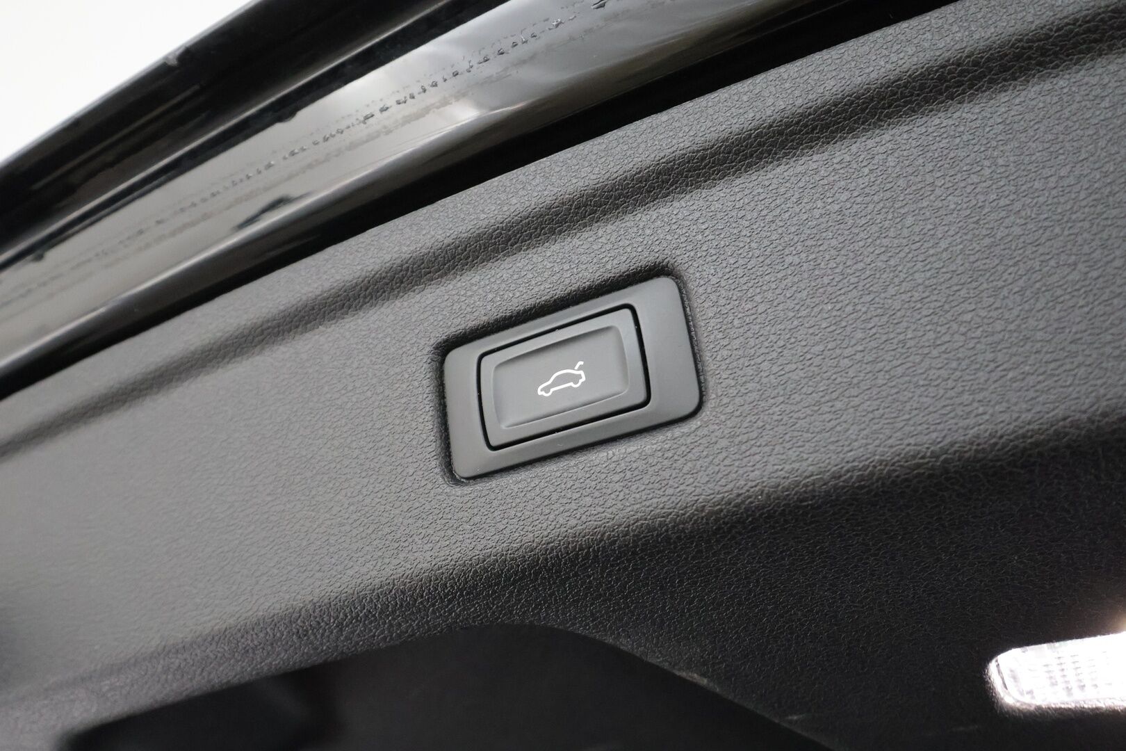 Audi A5 2022 Sportback Business Advanced 30 TDI S tronic * Webasto / Peruutuskamera / Matrix LED / Vetokoukku / Sporttipenkit / - Kahdet renkaat aluvanteilla / Juuri huollettu